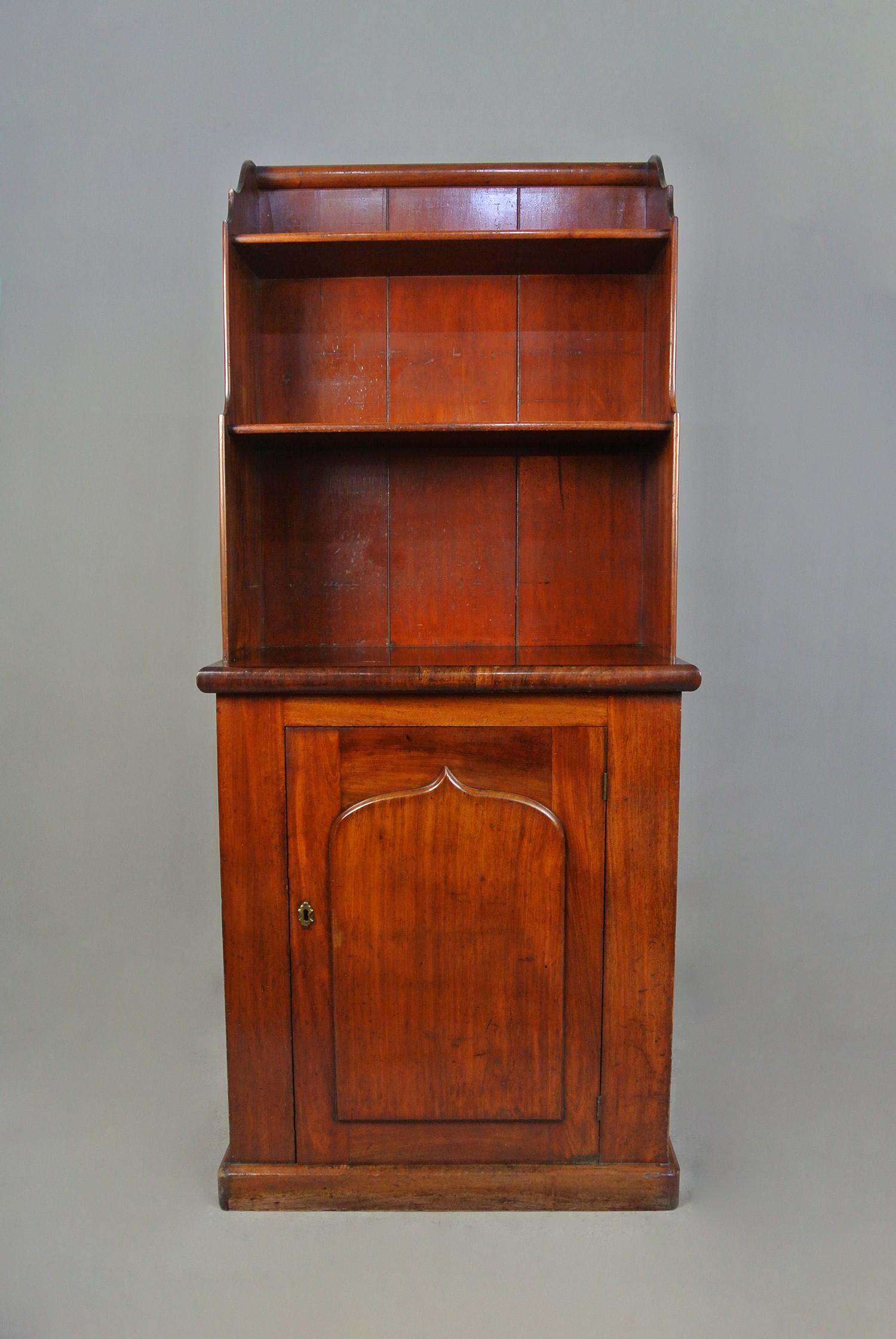 Very attractive Georgian small bookcase with a cupboard below.  

The mahogany with a good colour throughout and graduated waterfall shelved uprights to the upper section. 

The cupboard door with arched moulding to the front panel and with an