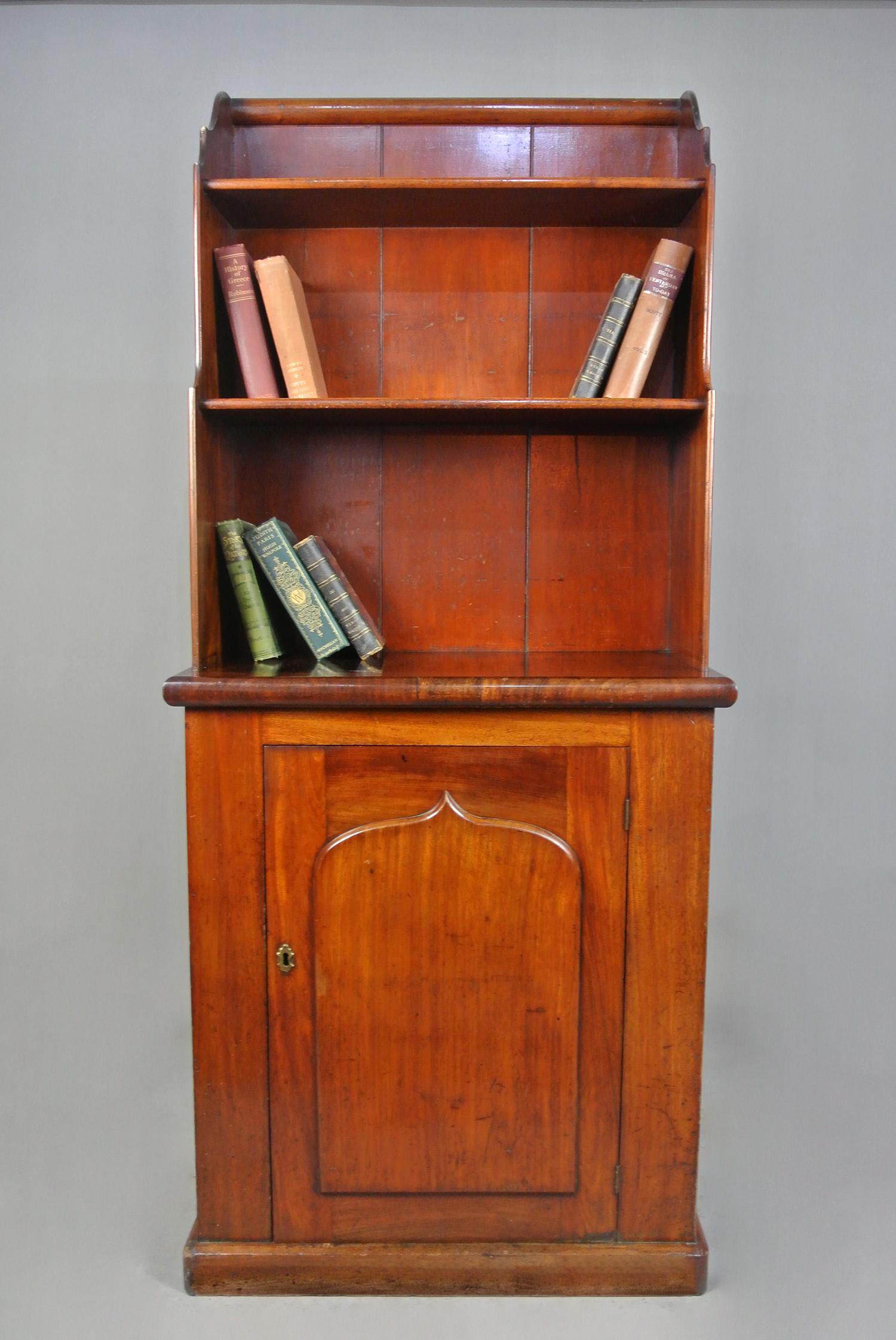 Elegant and Small George III Mahogany Waterfall Bookcase Cupboard c. 1820 In Good Condition In Heathfield, GB