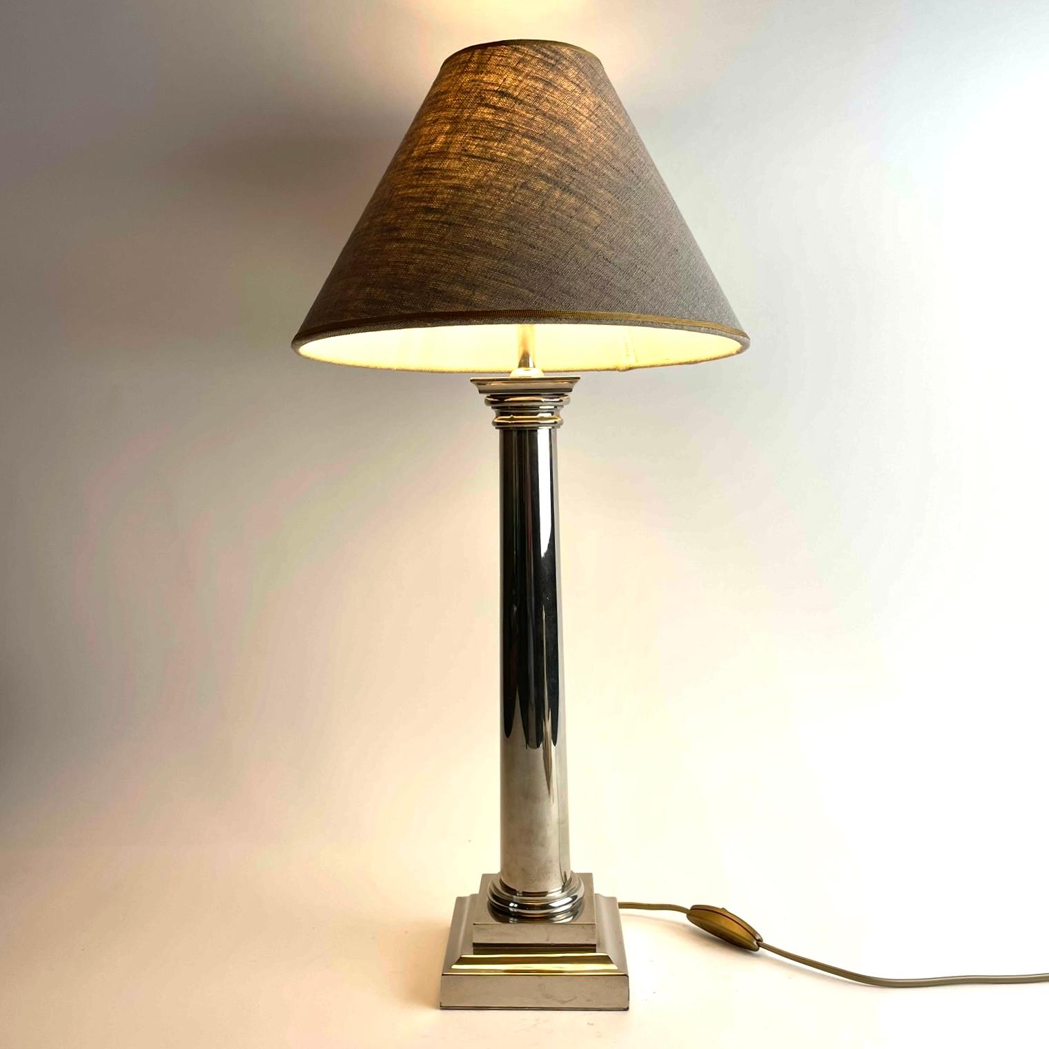 
Elegante lampada da tavolo in metallo bianco, inizio XX secolo

Un'elegante lampada da tavolo in metallo bianco, originariamente realizzata come lampada a olio all'inizio del XX secolo e successivamente elettrificata. Il design segue uno stile