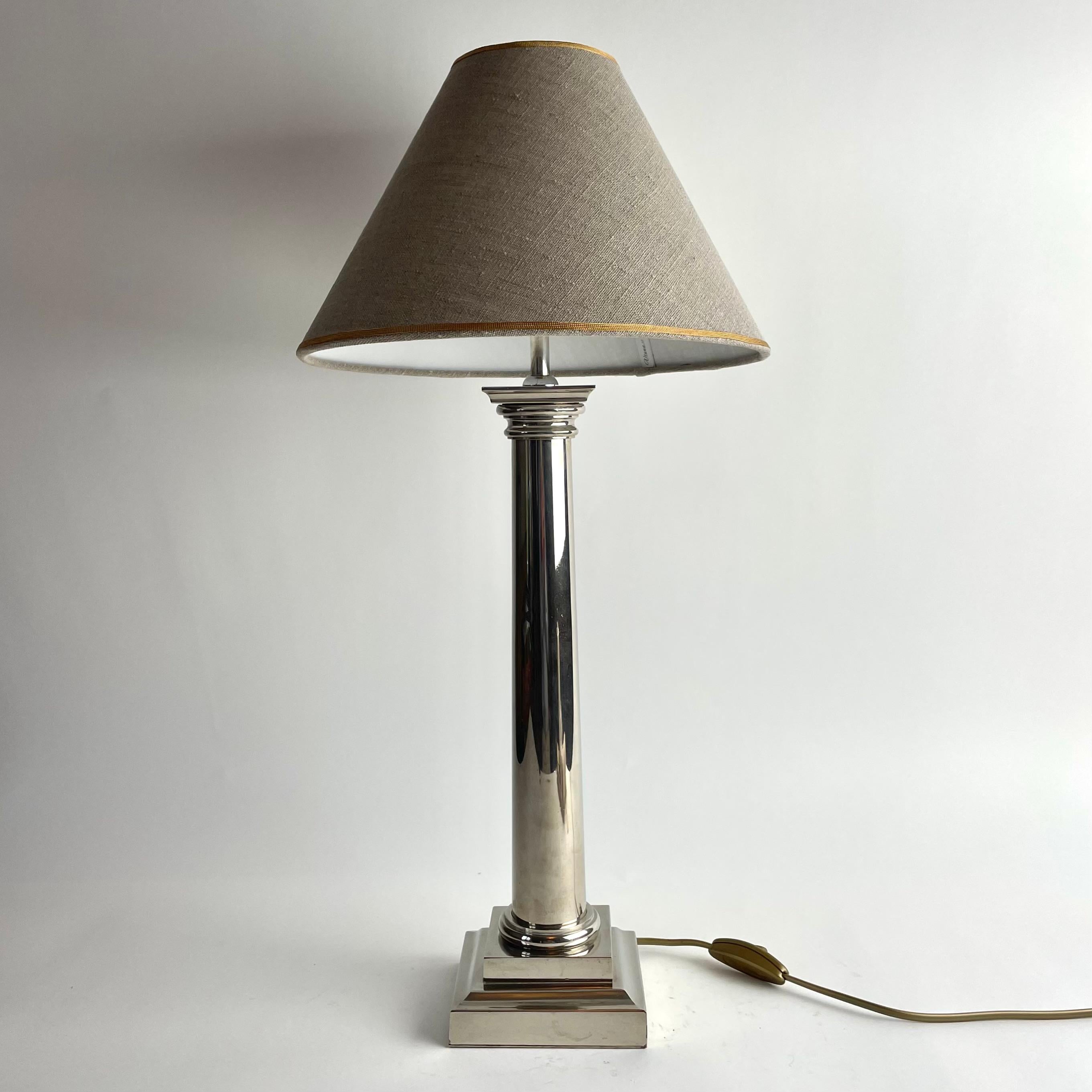 Europeo Elegante e sofisticata lampada da tavolo in metallo bianco, , inizio XX secolo in vendita