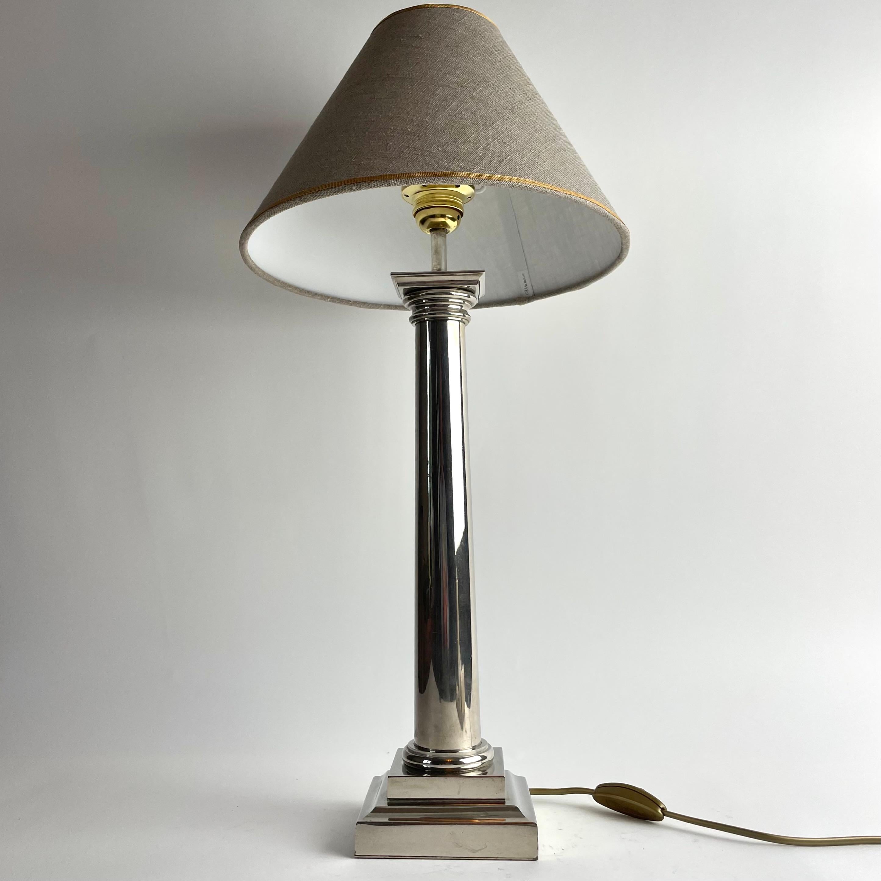Elegante e sofisticata lampada da tavolo in metallo bianco, , inizio XX secolo In condizioni buone in vendita a Knivsta, SE