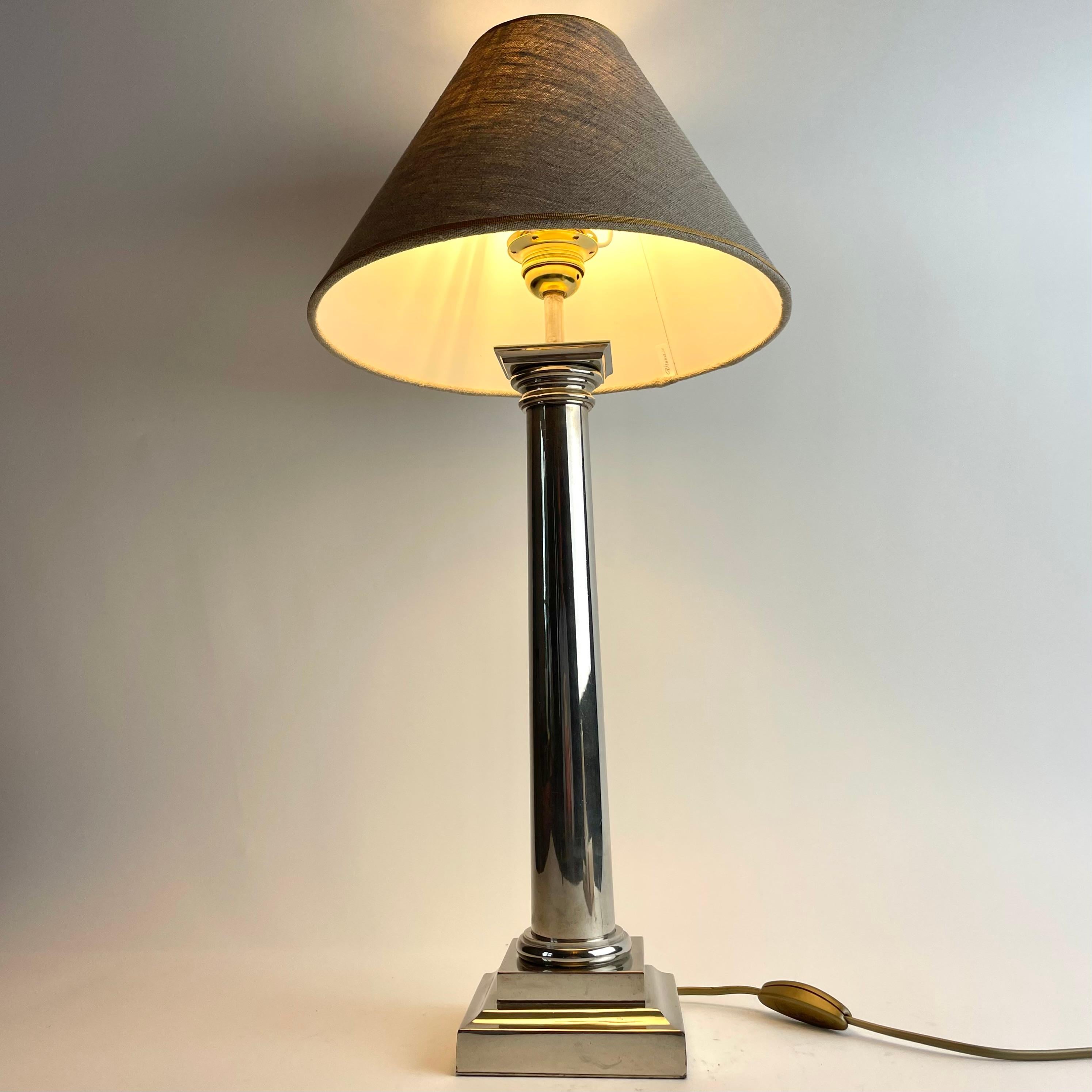 Nickel Elegante e sofisticata lampada da tavolo in metallo bianco, , inizio XX secolo in vendita
