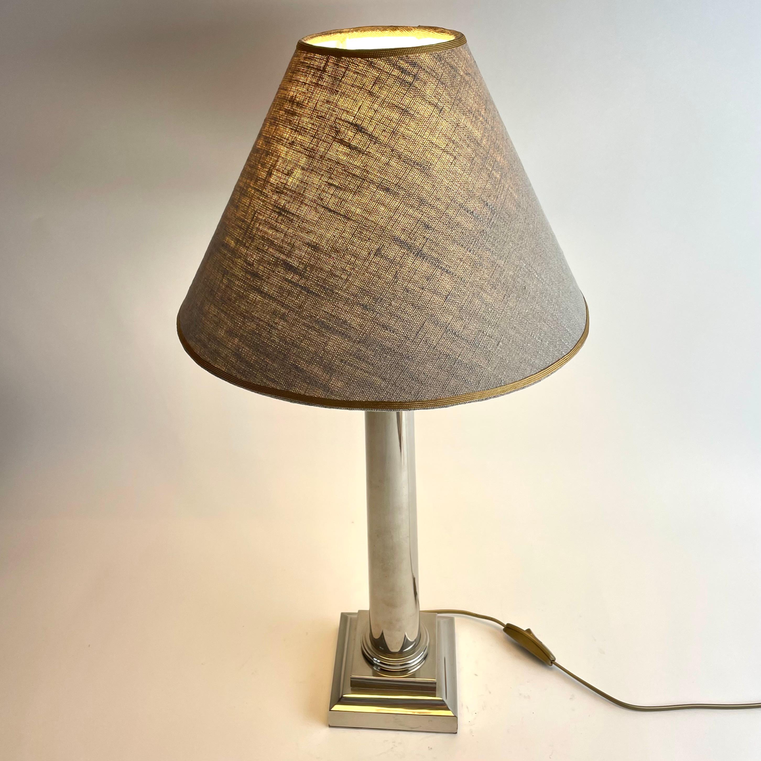 Elegante e sofisticata lampada da tavolo in metallo bianco, , inizio XX secolo in vendita 1