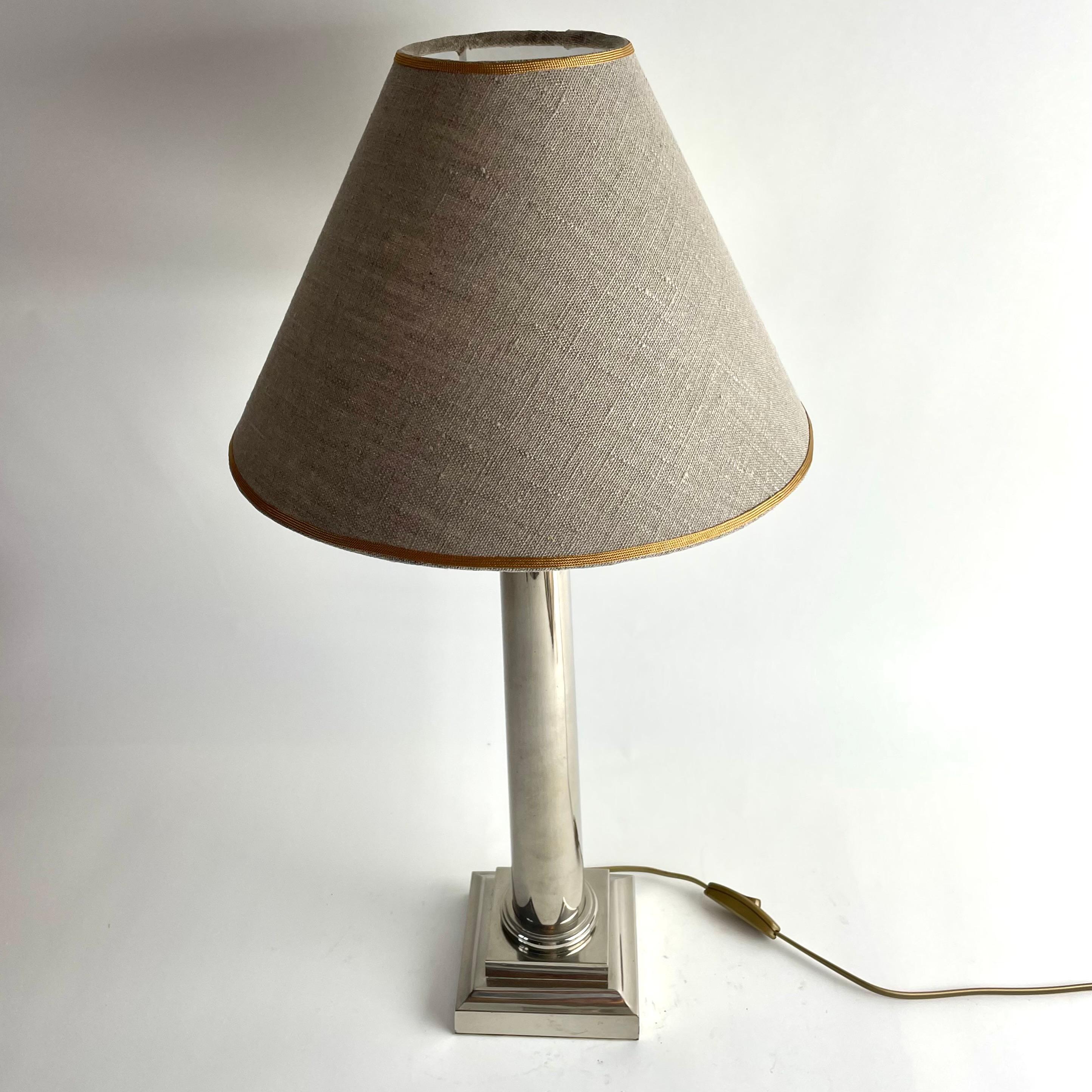 Elegante e sofisticata lampada da tavolo in metallo bianco, , inizio XX secolo in vendita 2