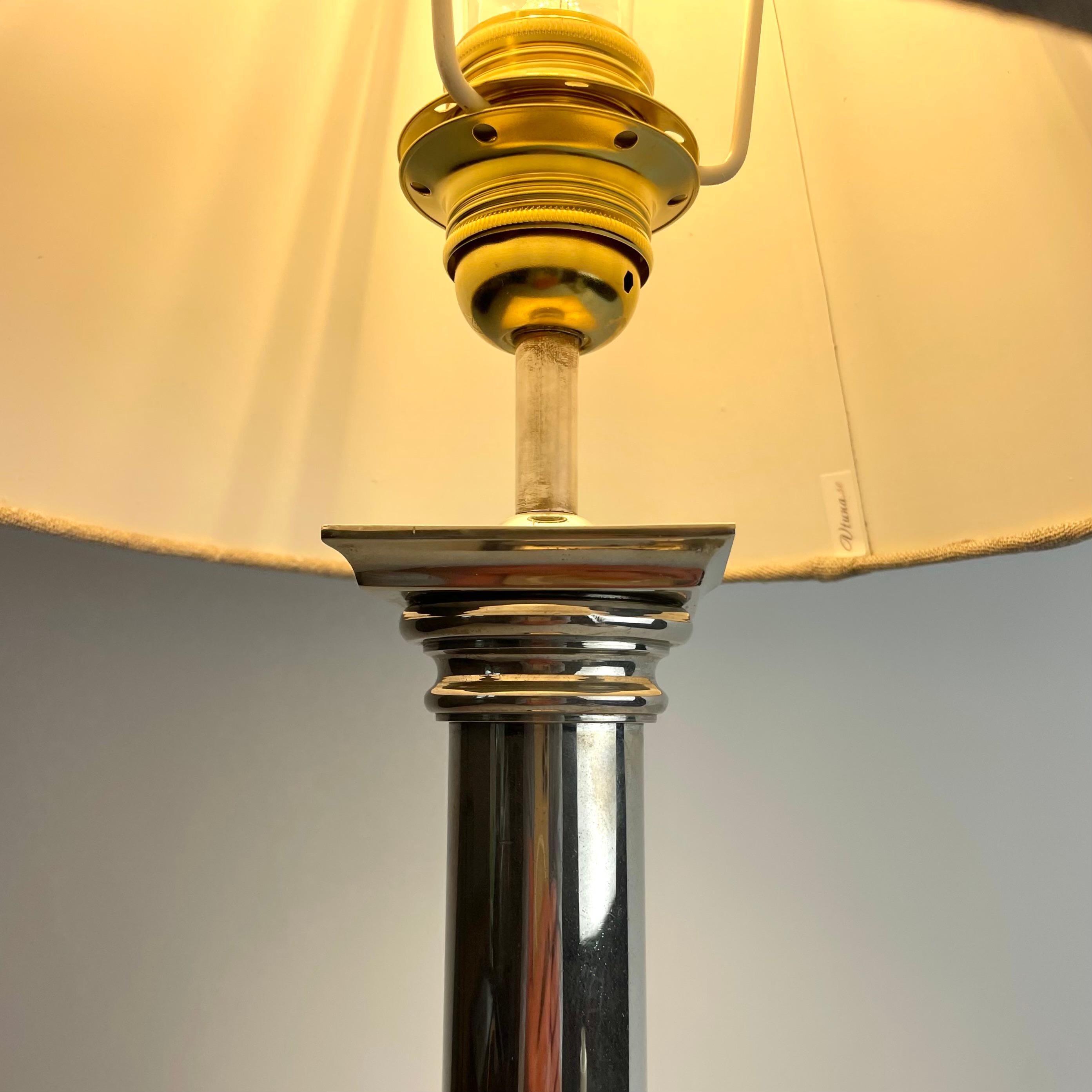 Elegante e sofisticata lampada da tavolo in metallo bianco, , inizio XX secolo in vendita 4
