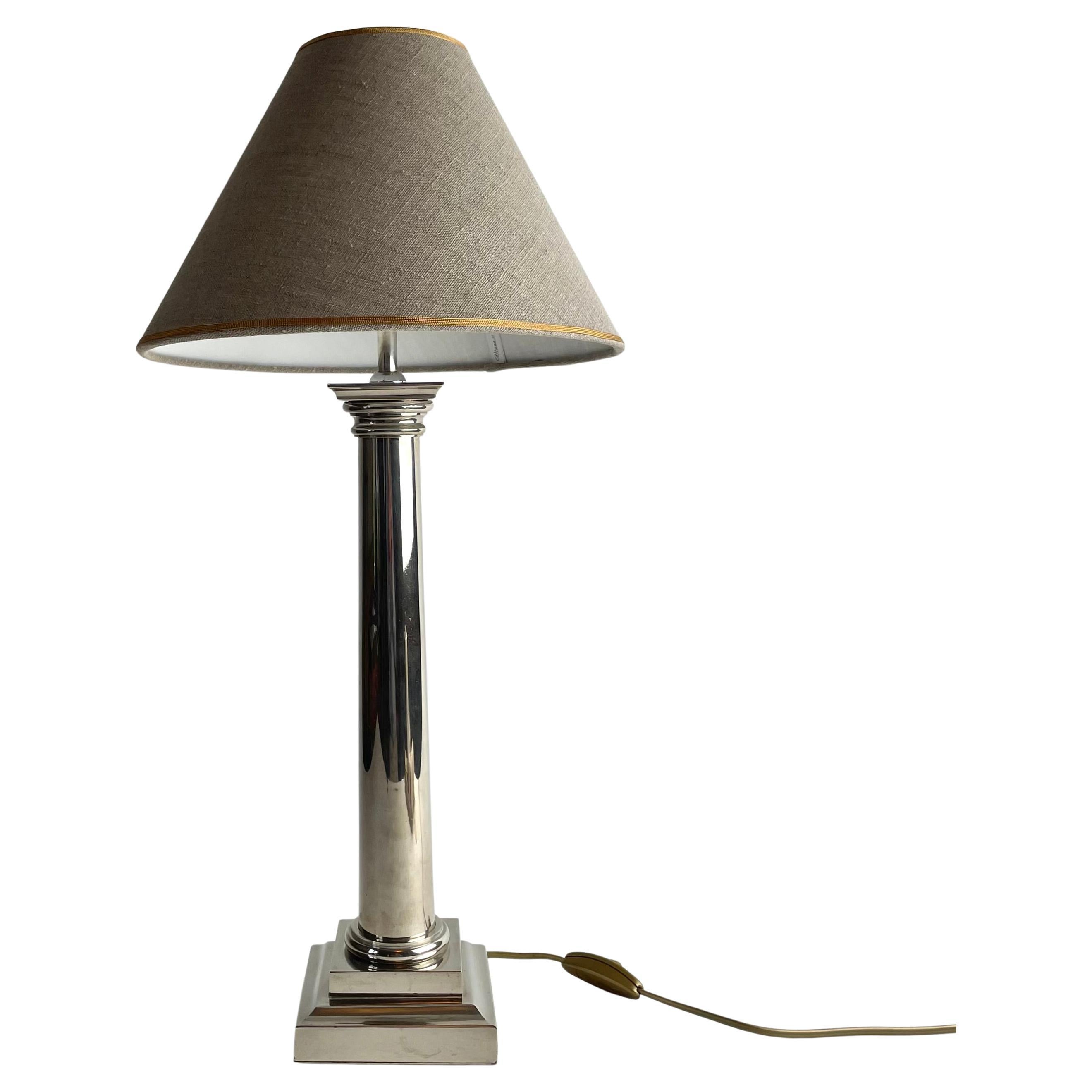 Elegante e sofisticata lampada da tavolo in metallo bianco, , inizio XX secolo in vendita