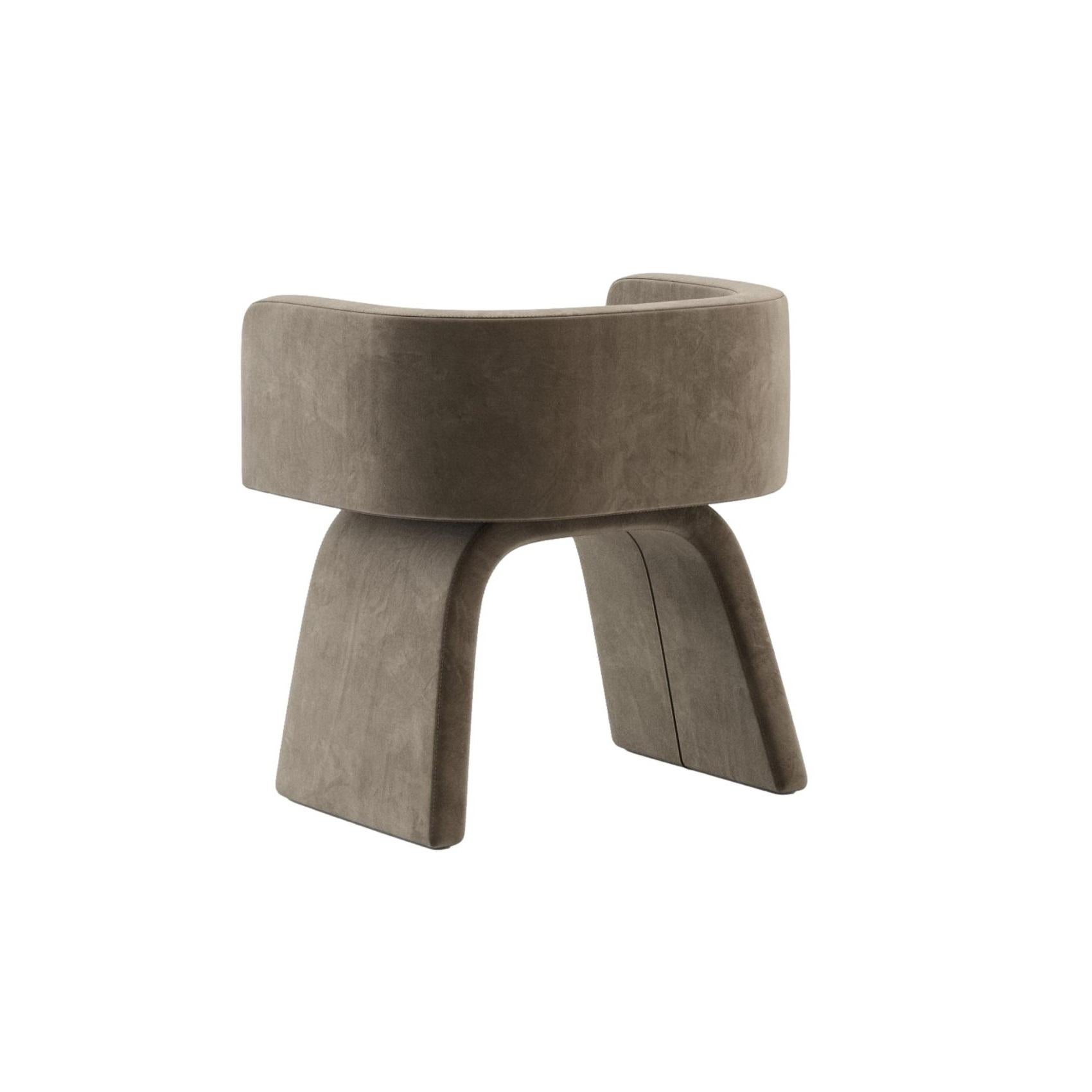 Questo sgabello da toeletta, che unisce l'eleganza moderna a un'estetica pulita e minimalista, offre stile e funzionalità. L'imbottitura vellutata conferisce un'aria sofisticata, completata dal comodo sostegno dello schienale curvo e dei braccioli.