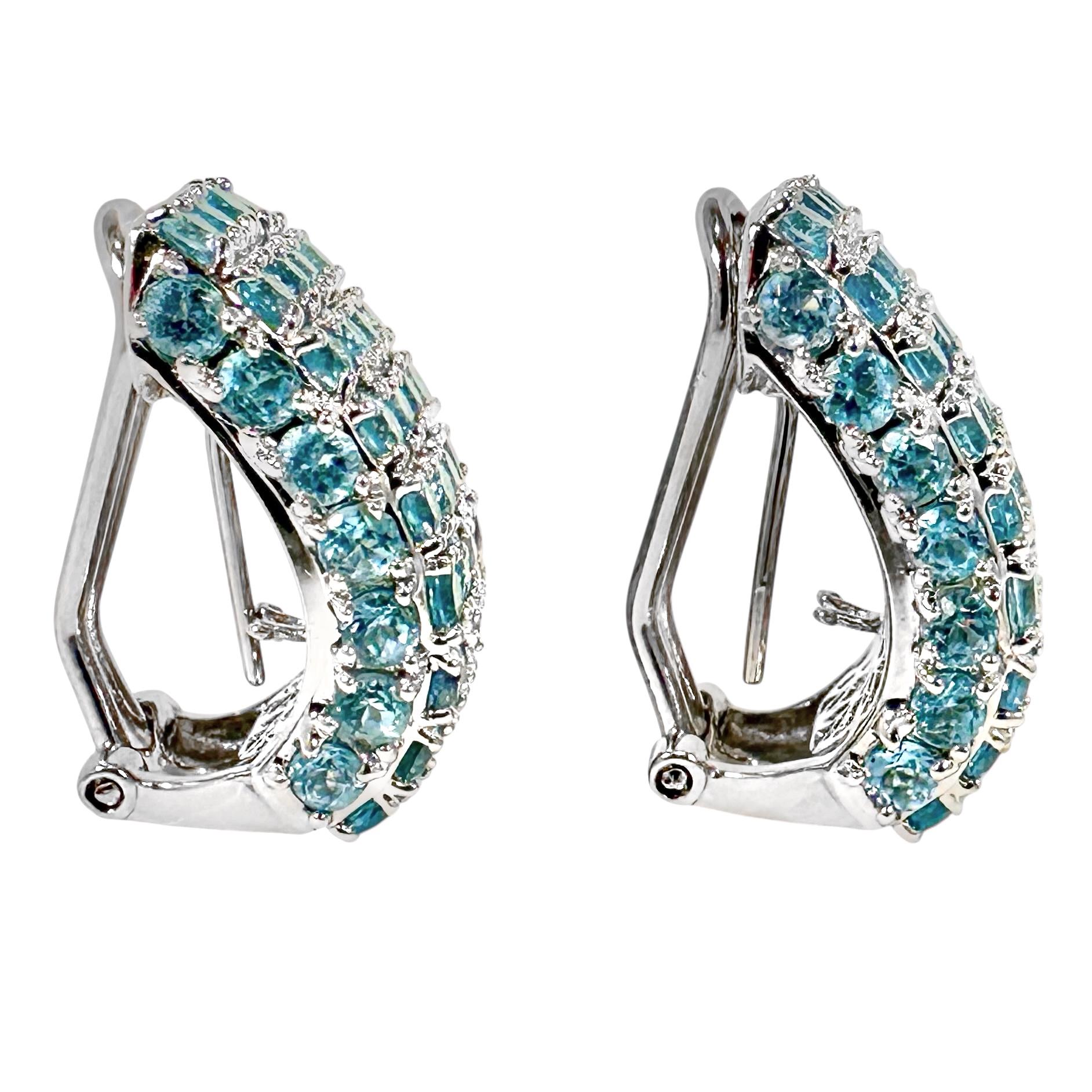 Boucles d'oreilles élégantes et élégantes en or blanc 18 carats et aigue-marine naturelle Pour femmes en vente