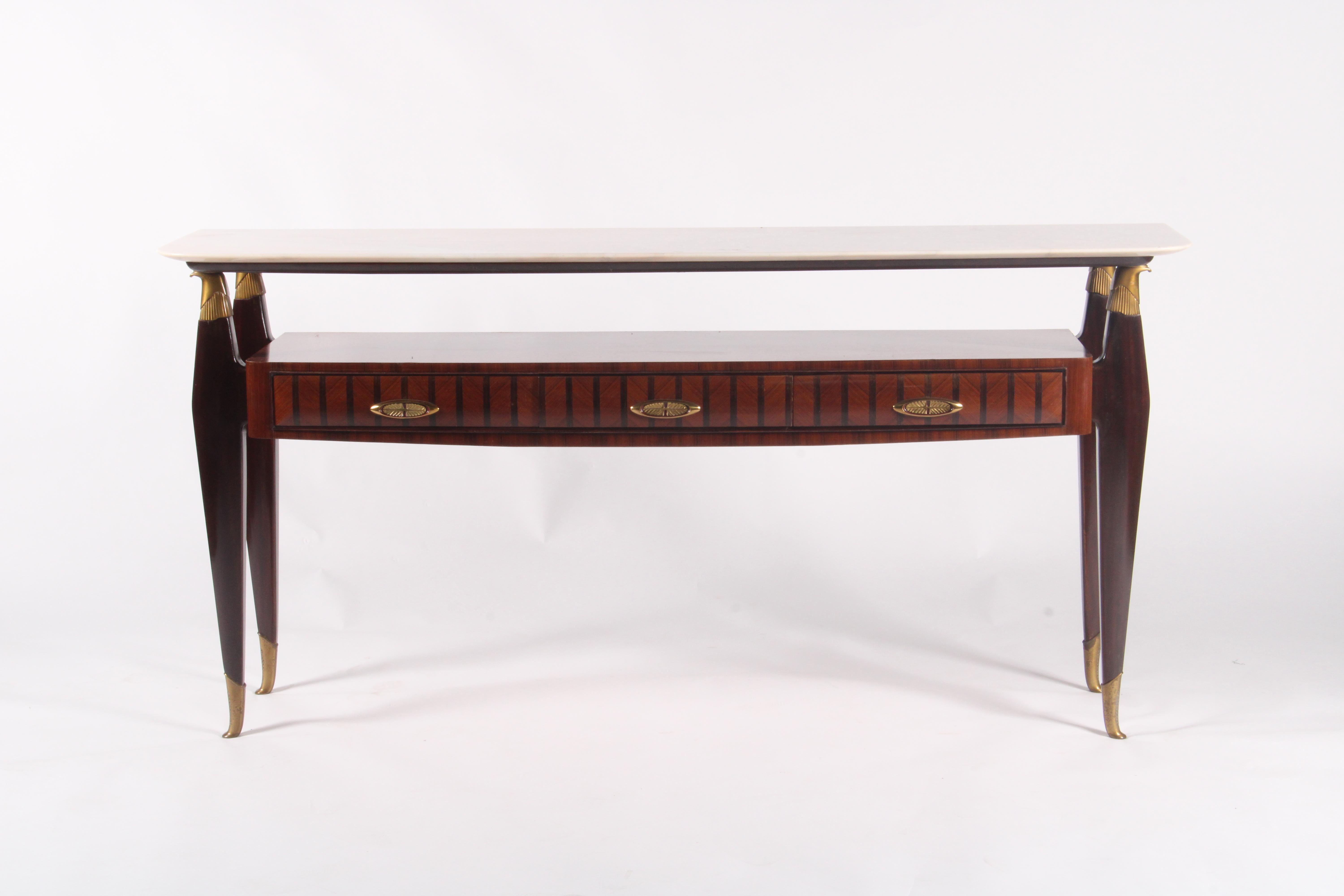 Dieser exquisite Konsolentisch aus der Mitte des letzten Jahrhunderts ist ein eindrucksvolles Beispiel für zeitloses Design und meisterhafte Handwerkskunst und verleiht Ihrem Raum einen Hauch raffinierter italienischer Eleganz. Die luxuriöse Platte