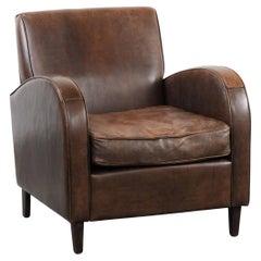 Fauteuil élégant et stylé en cuir de mouton au design épuré.