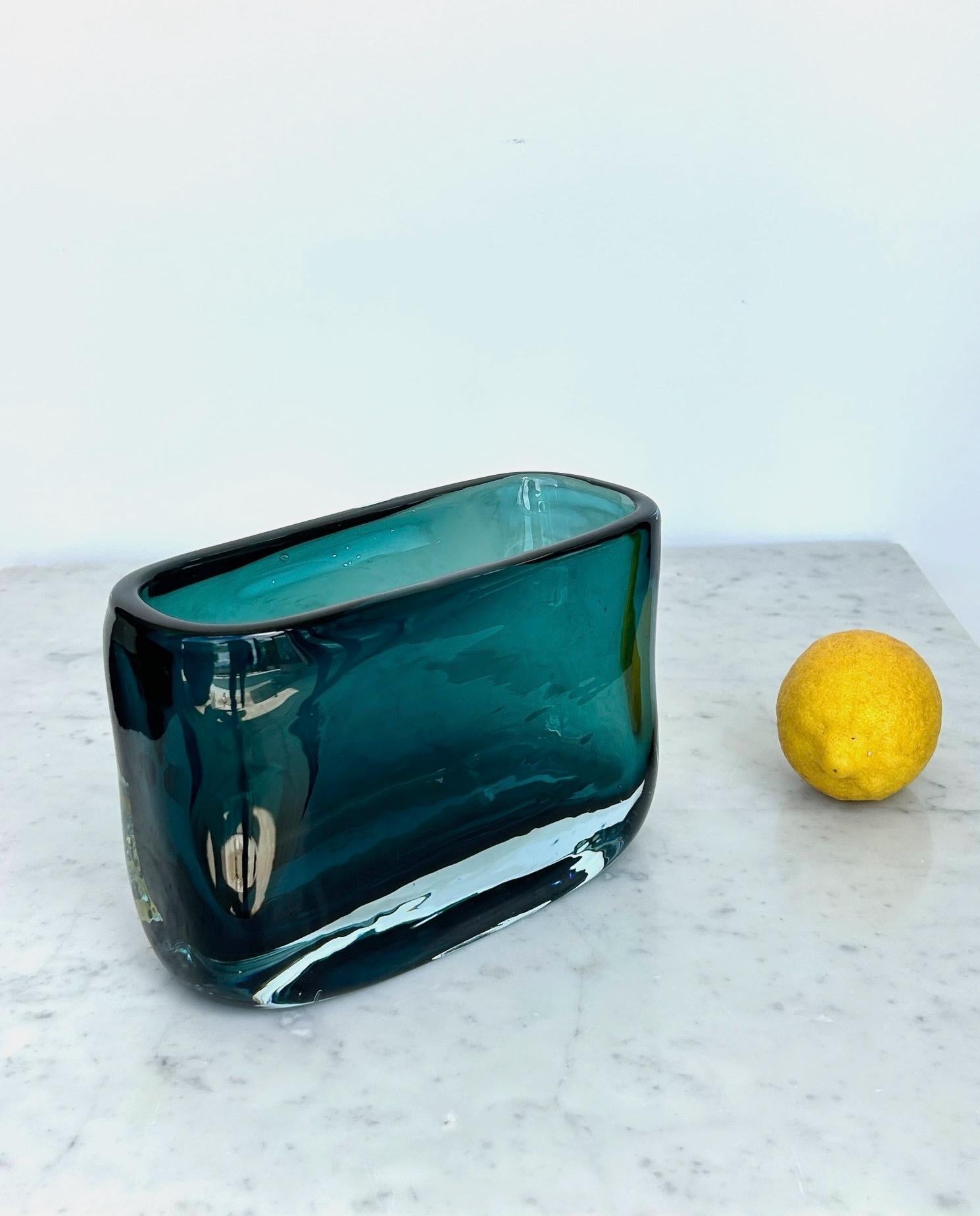 Vaso rettangolare in vetro massiccio di colore blu celeste. Splendidamente rifinito. Offriamo altri modelli, forme e colori, tutti diversi. Tutti provengono da un hotel di lusso della Costa Azzurra, il Maybourne vicino a Monaco, che li ha fatti