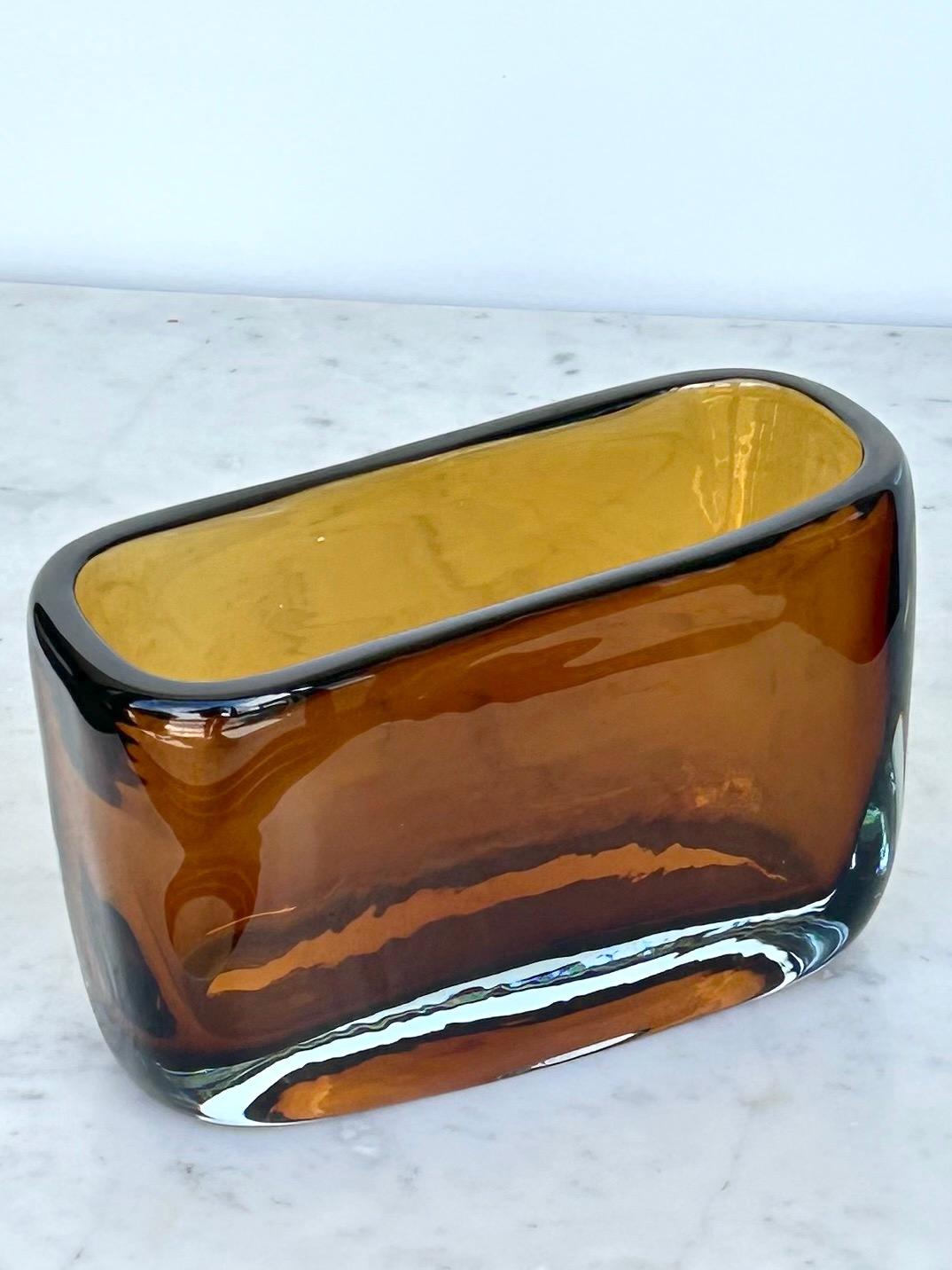 Mid-Century moderno Eleganza e spessore del vaso in vetro degli anni 2000, Italia in vendita
