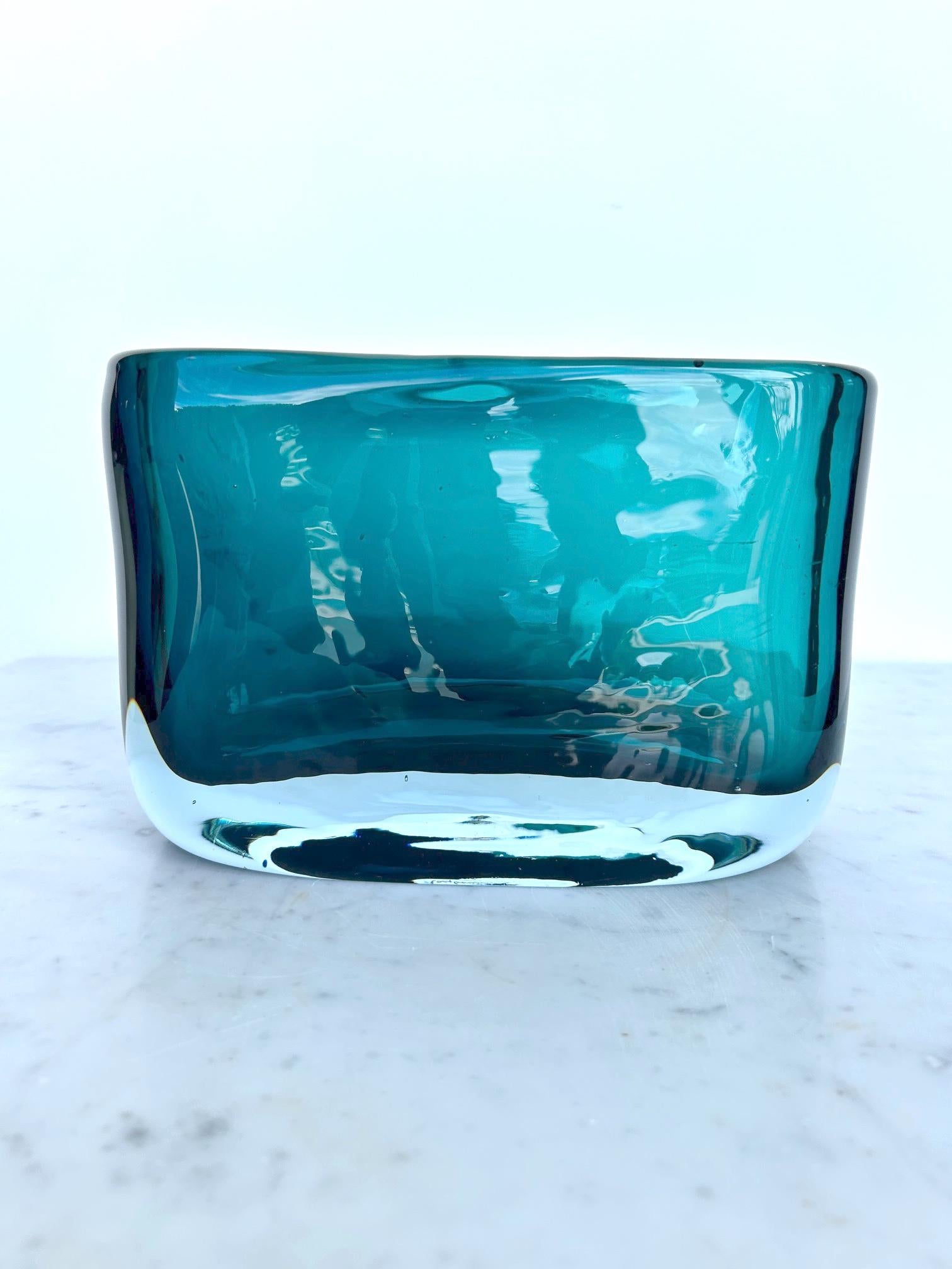 Mid-Century moderno Eleganza e spessore del vaso in vetro degli anni 2000, Italia in vendita
