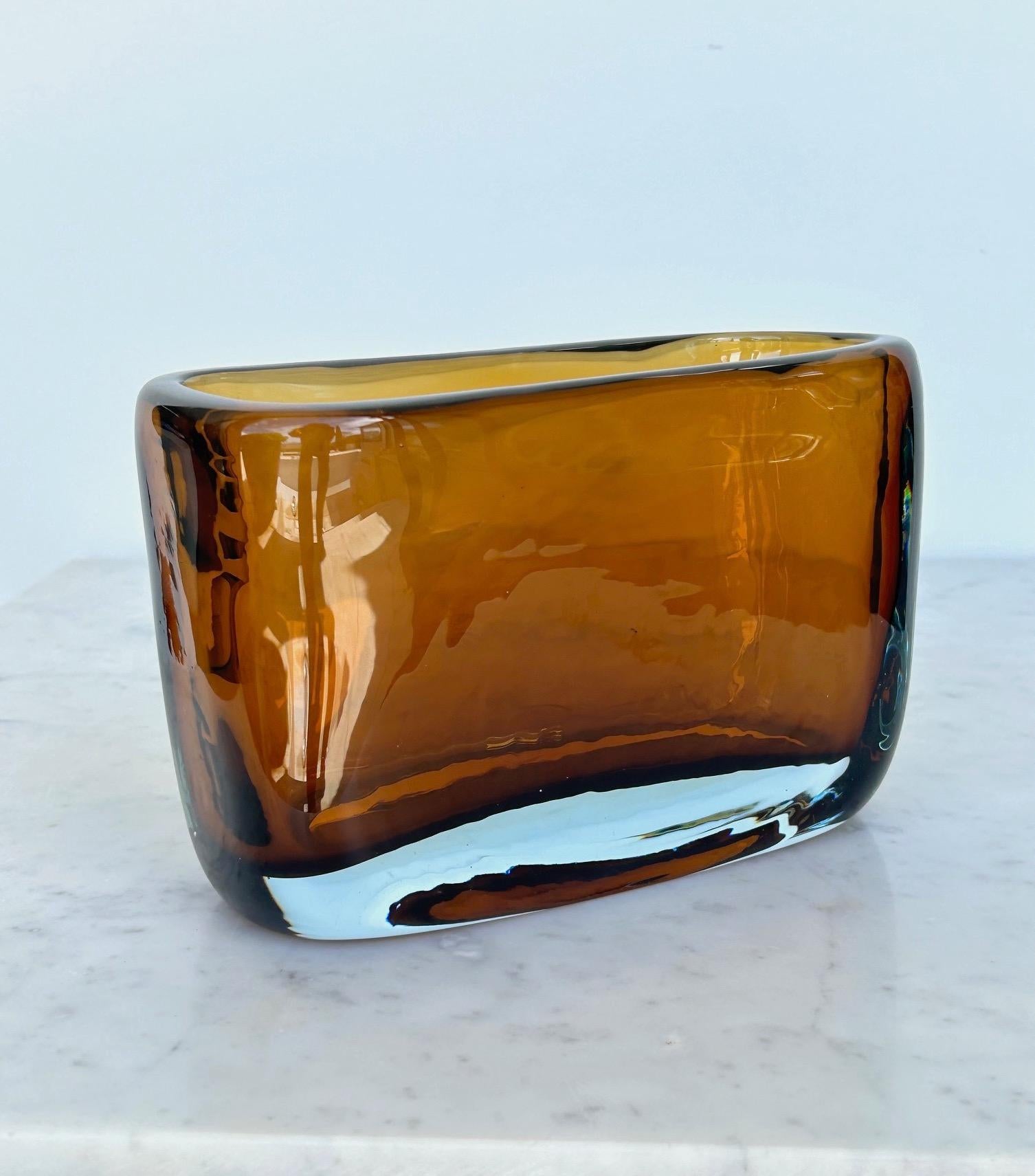 Italiano Eleganza e spessore del vaso in vetro degli anni 2000, Italia in vendita