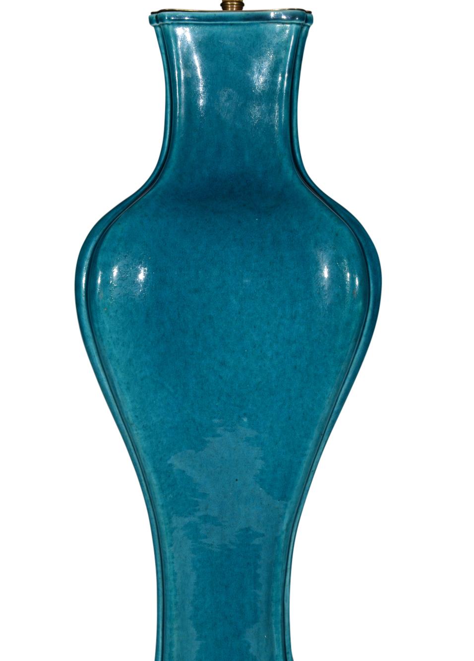 Eine sehr schöne und ungewöhnlich elegant geformte chinesische Balustervase aus dem späten 19. und frühen 20. Jahrhundert mit tief türkisfarbener Glasur und einer seltenen, sich verjüngenden, rechteckigen, getäfelten Form. Jetzt als Lampe mit einem