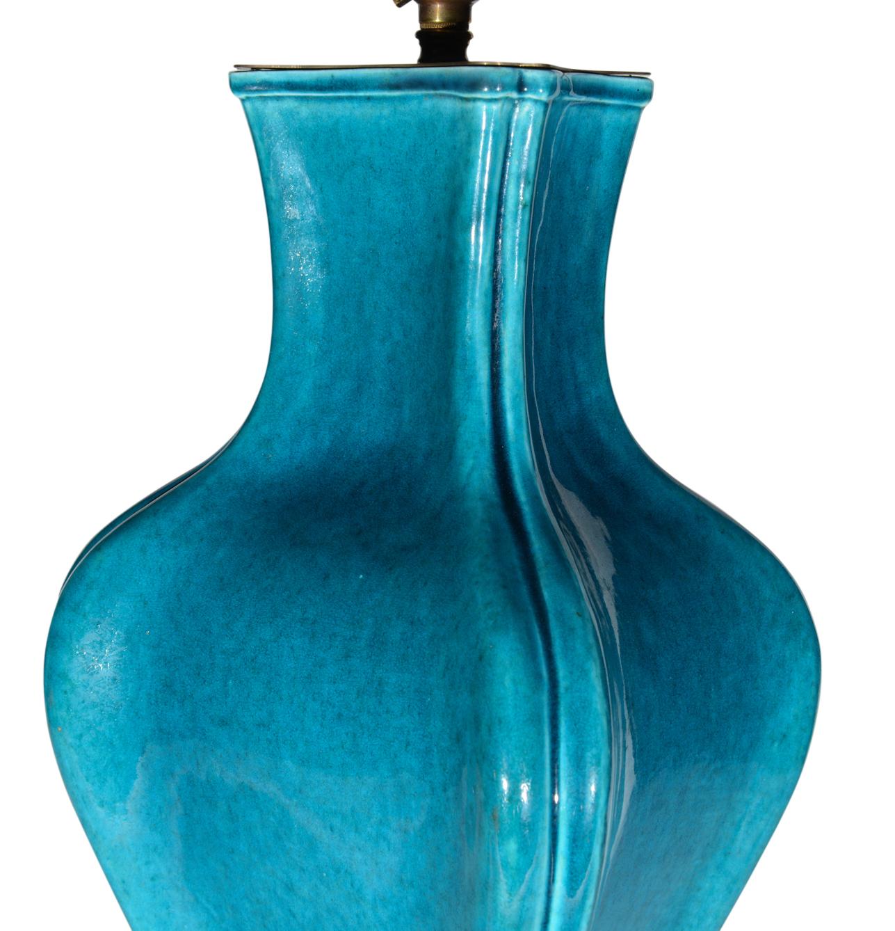 Elegant Chinese Deep Turquoise Glazed Porcelain Table Lamp For Sale 1
