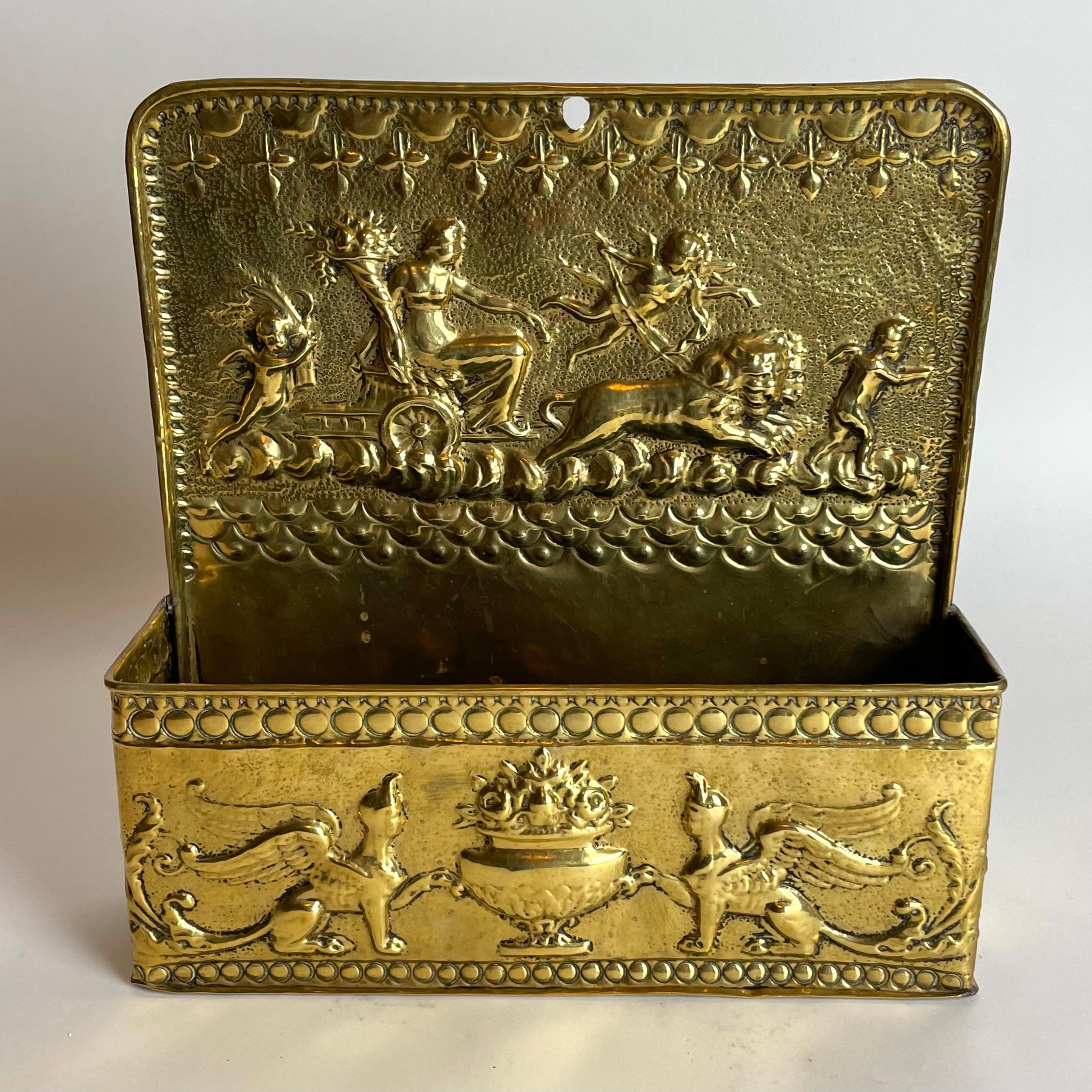 Elegante e utile mensola da parete in ottone in stile Impero del XIX secolo. Perfetto in cucina per l'aceto e l'olio o in corridoio per i guanti o le chiavi.

Usura coerente con l'età e l'uso 