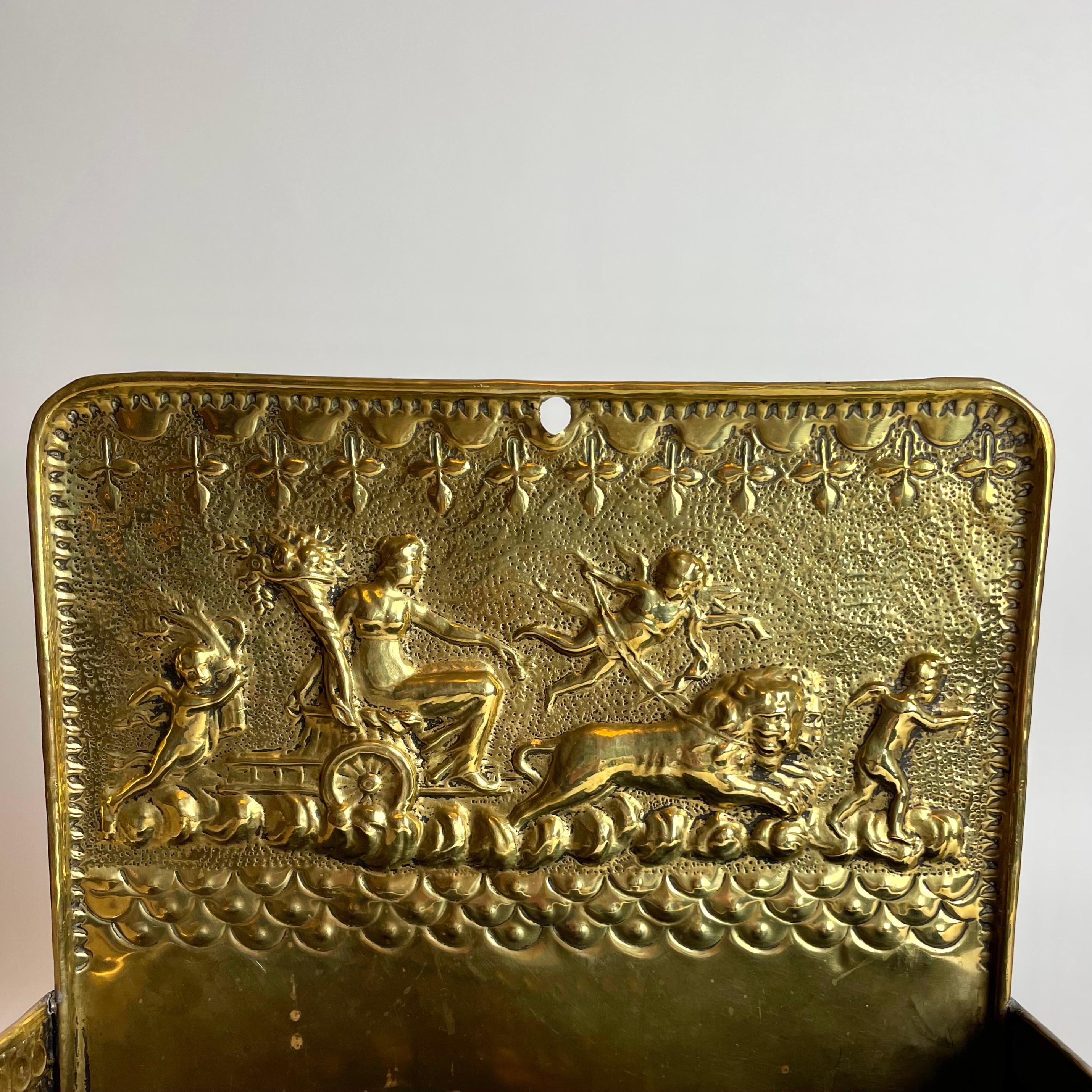 Elegante e utile mensola a muro in ottone in stile Impero del XIX secolo in vendita 1