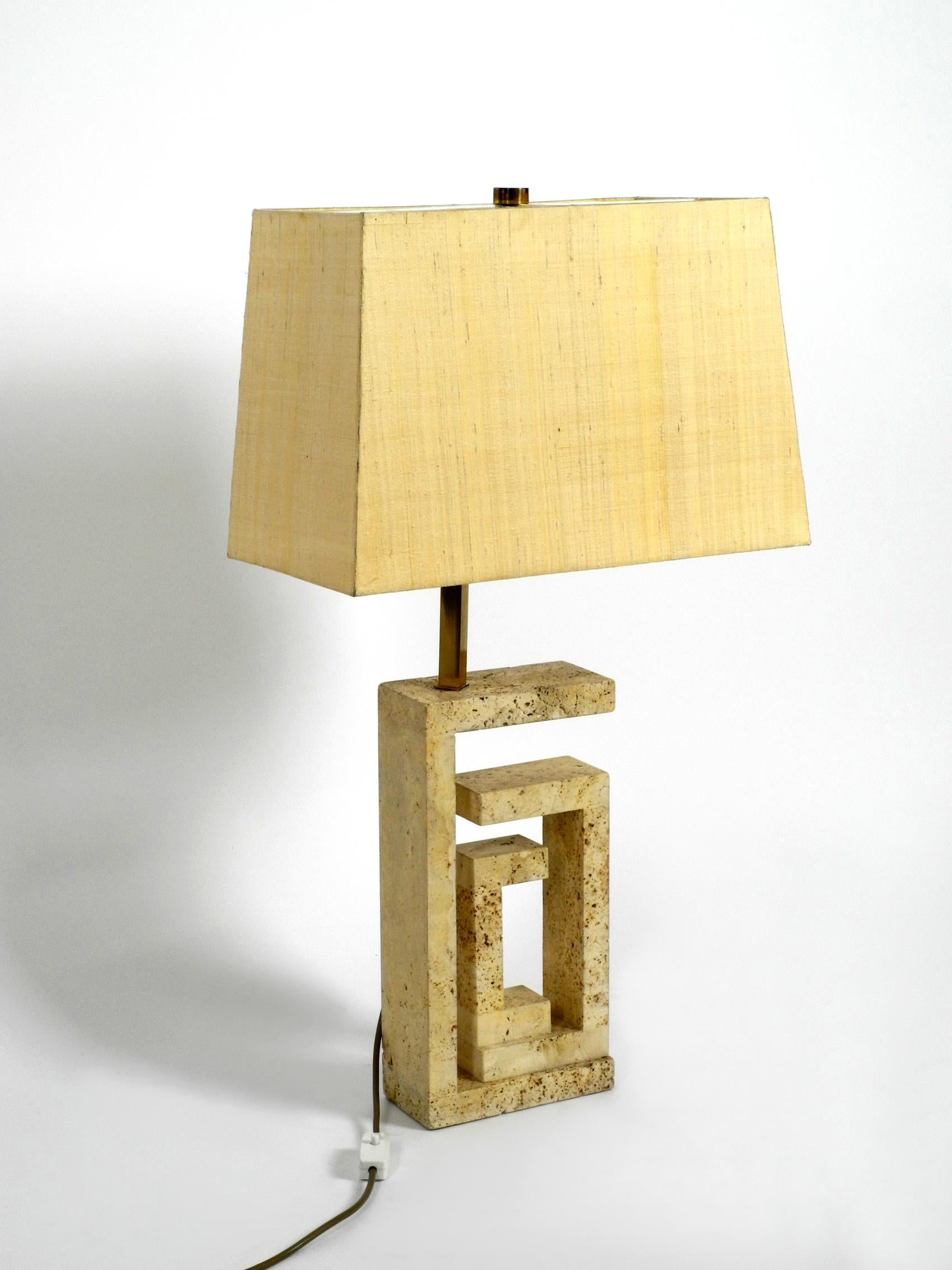 Elegant and Very Large Italian Sculptural Travertine Table Lamp from the 1960s In Good Condition In München, DE