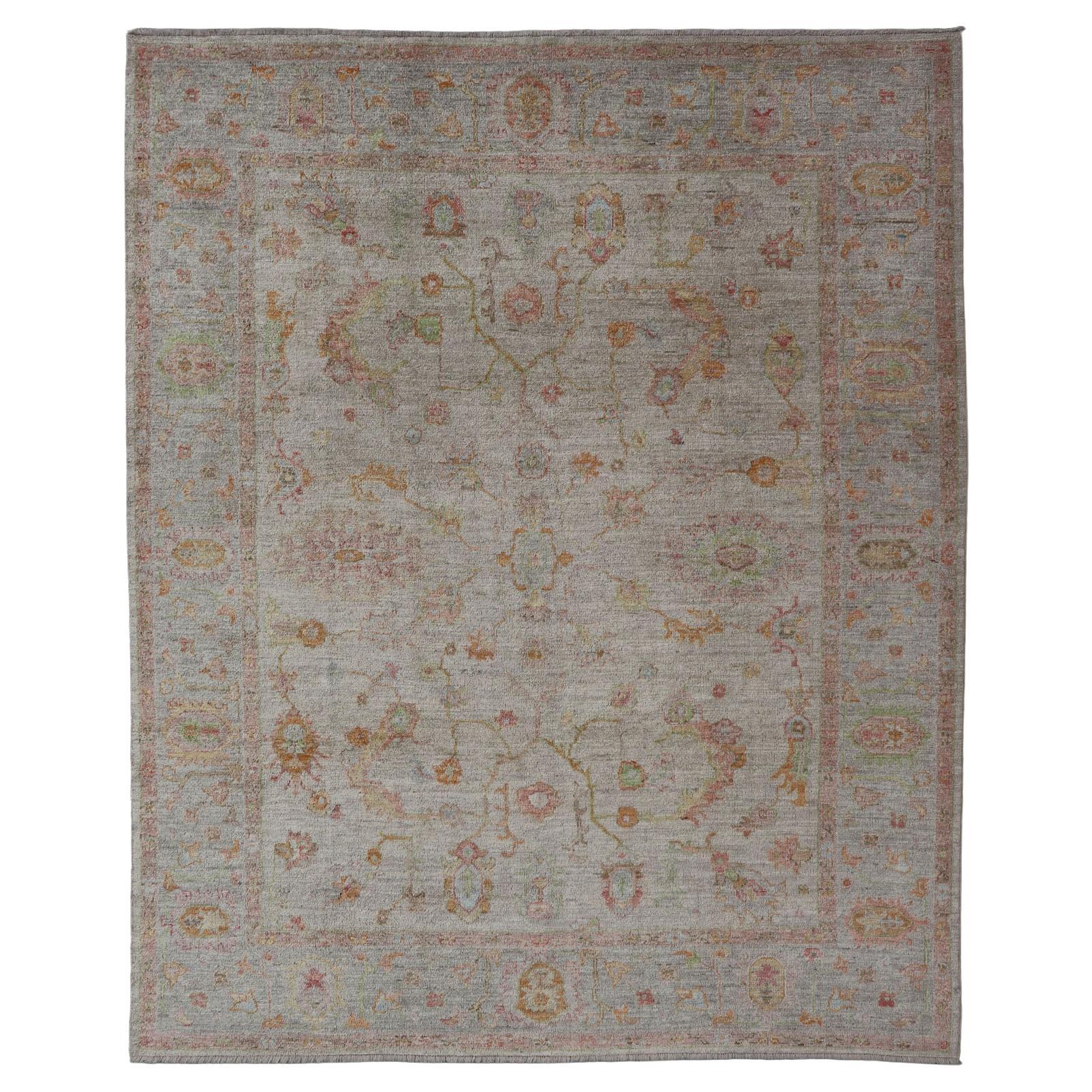Élégant tapis turc Oushak aux abat-jours doux et pastel de Keivan Woven Arts