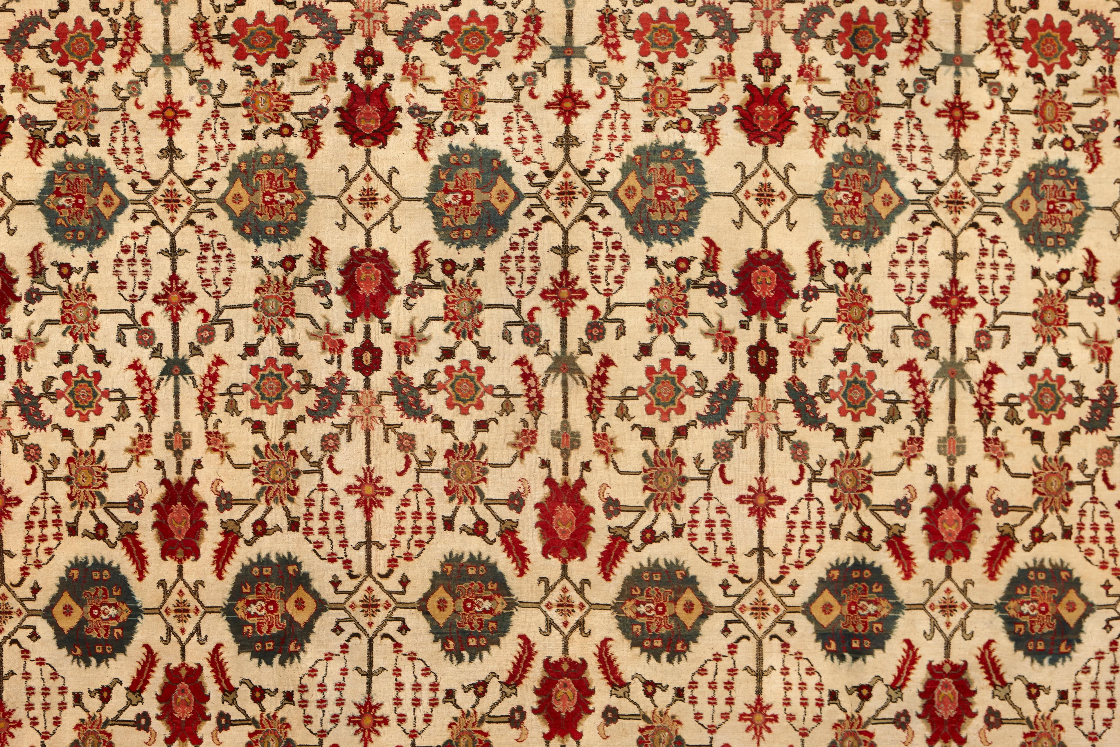 Situés au cœur de la production de tapis tissés en Inde depuis la période moghole jusqu'à la fin de la domination britannique, les tapis d'Agra sont synonymes de productions tissées du sous-continent indien. Les tapis indiens présentent une densité