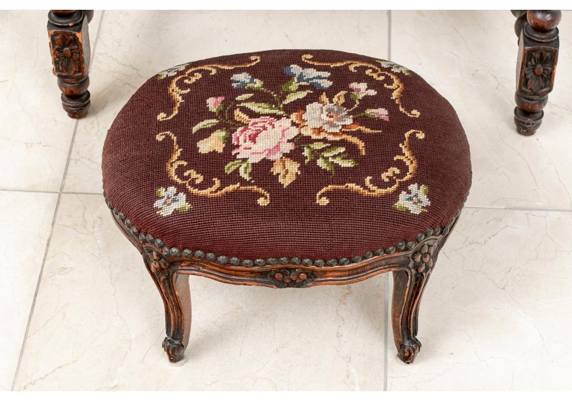 Elegant Antique Carved Hall Wing Chair In Needlepoint Upholstery With Foot Stool (Fauteuil à oreilles sculpté avec tabouret de pied) en vente 4
