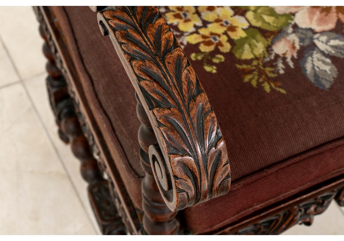 Victorien Elegant Antique Carved Hall Wing Chair In Needlepoint Upholstery With Foot Stool (Fauteuil à oreilles sculpté avec tabouret de pied) en vente