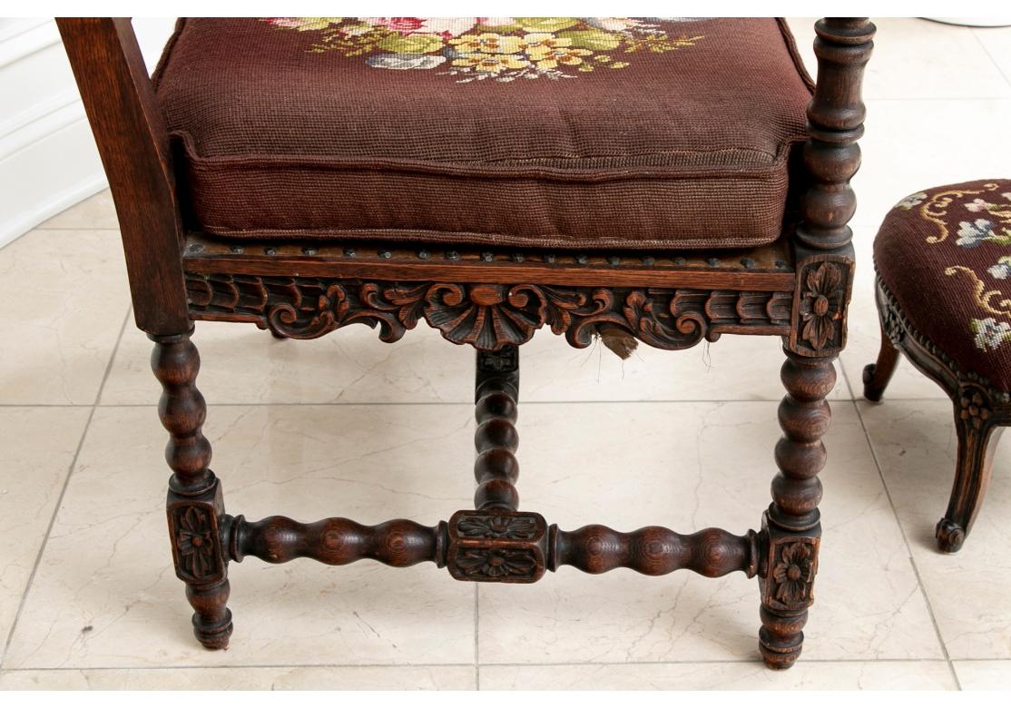 Bois Elegant Antique Carved Hall Wing Chair In Needlepoint Upholstery With Foot Stool (Fauteuil à oreilles sculpté avec tabouret de pied) en vente