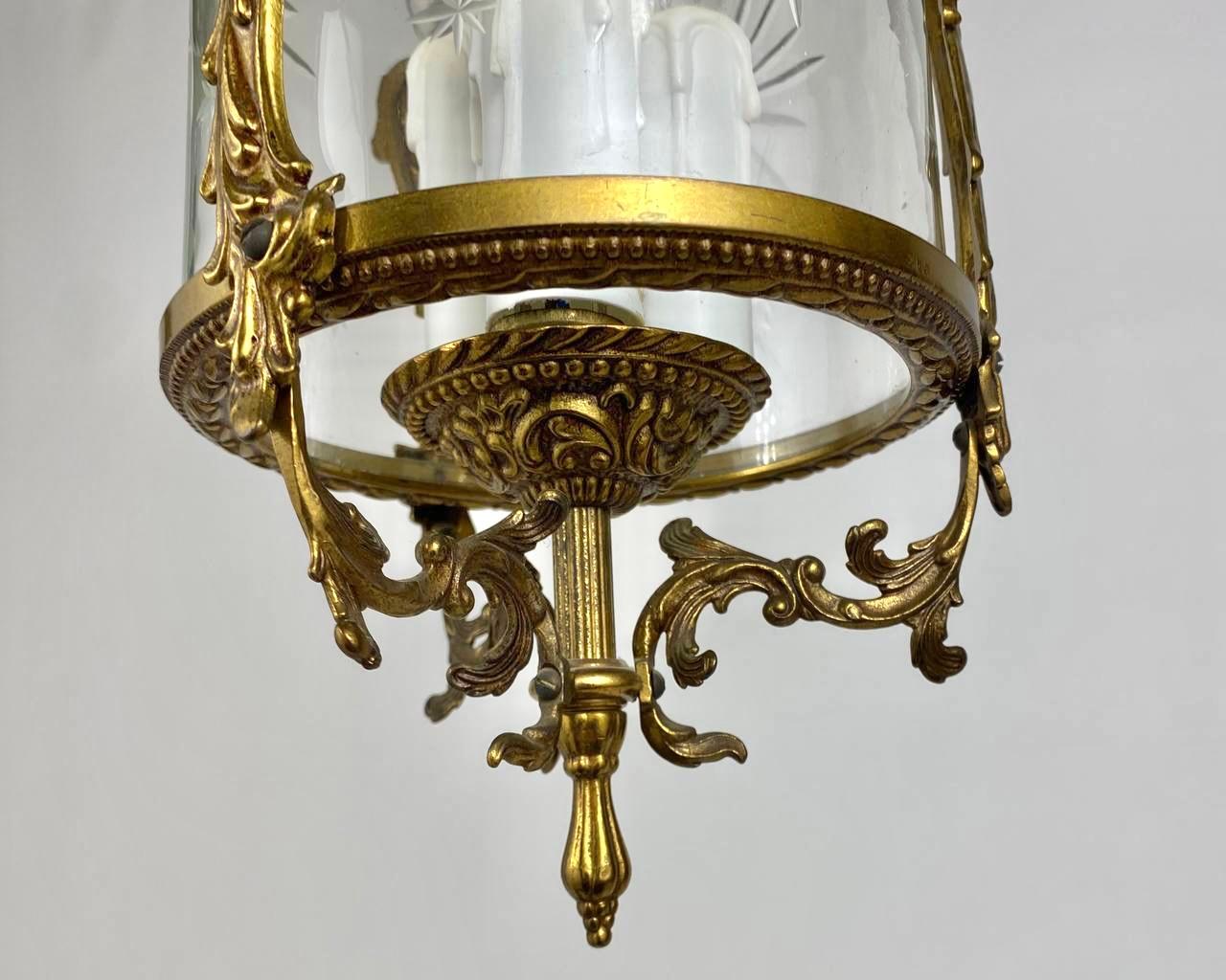 Elegant Antique Ceiling Lantern In Glass and Gilt Brass, France In Excellent Condition For Sale In Bastogne, BE