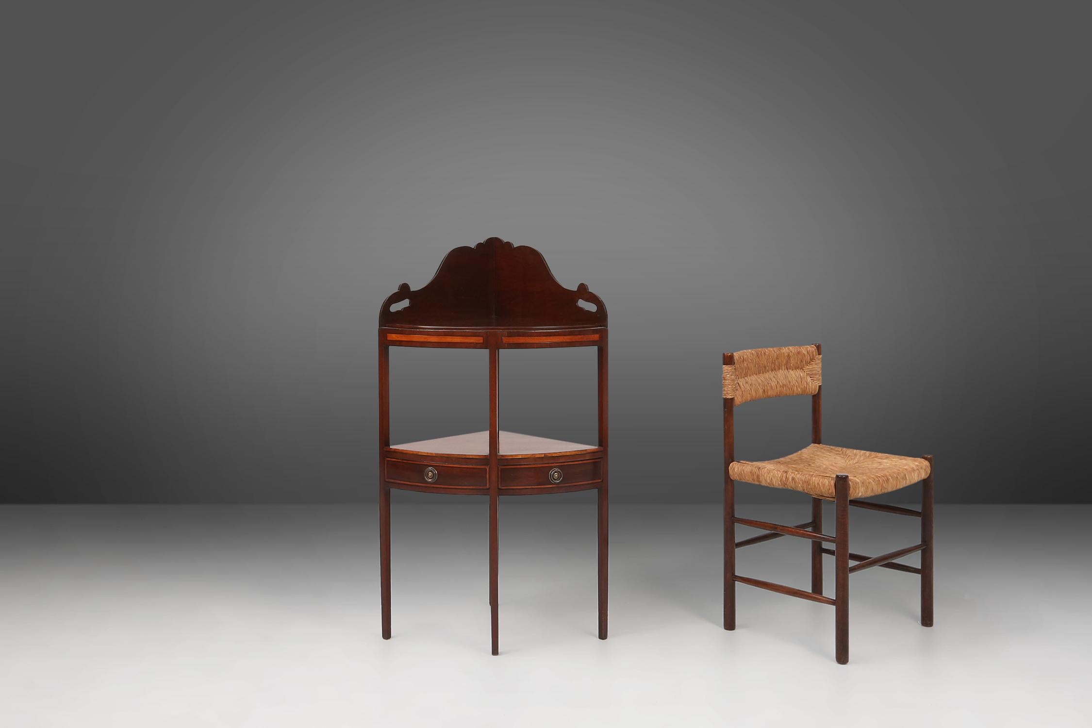 France / 1850 / meuble d'angle / bois / antique

Elegant et décoratif meuble d'angle ancien fabriqué en France, vers 1850. Avec ses 4 pieds hauts et sa façade arquée, ce meuble d'angle exquis est un véritable témoignage de l'élégance intemporelle de