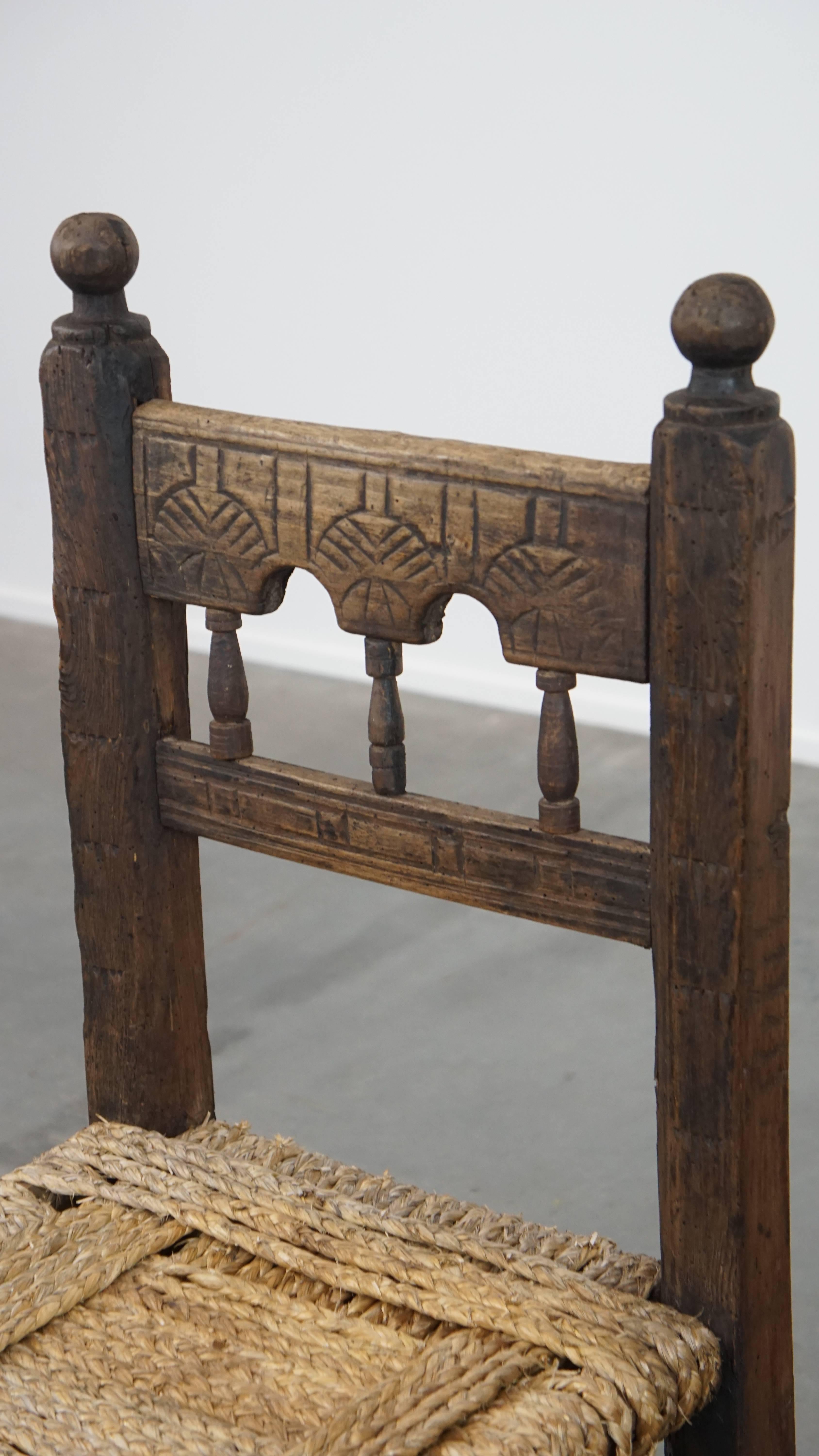 Elegance Ancienne Chaise de campagne avec assise en corde et Carved Decorative en vente 3