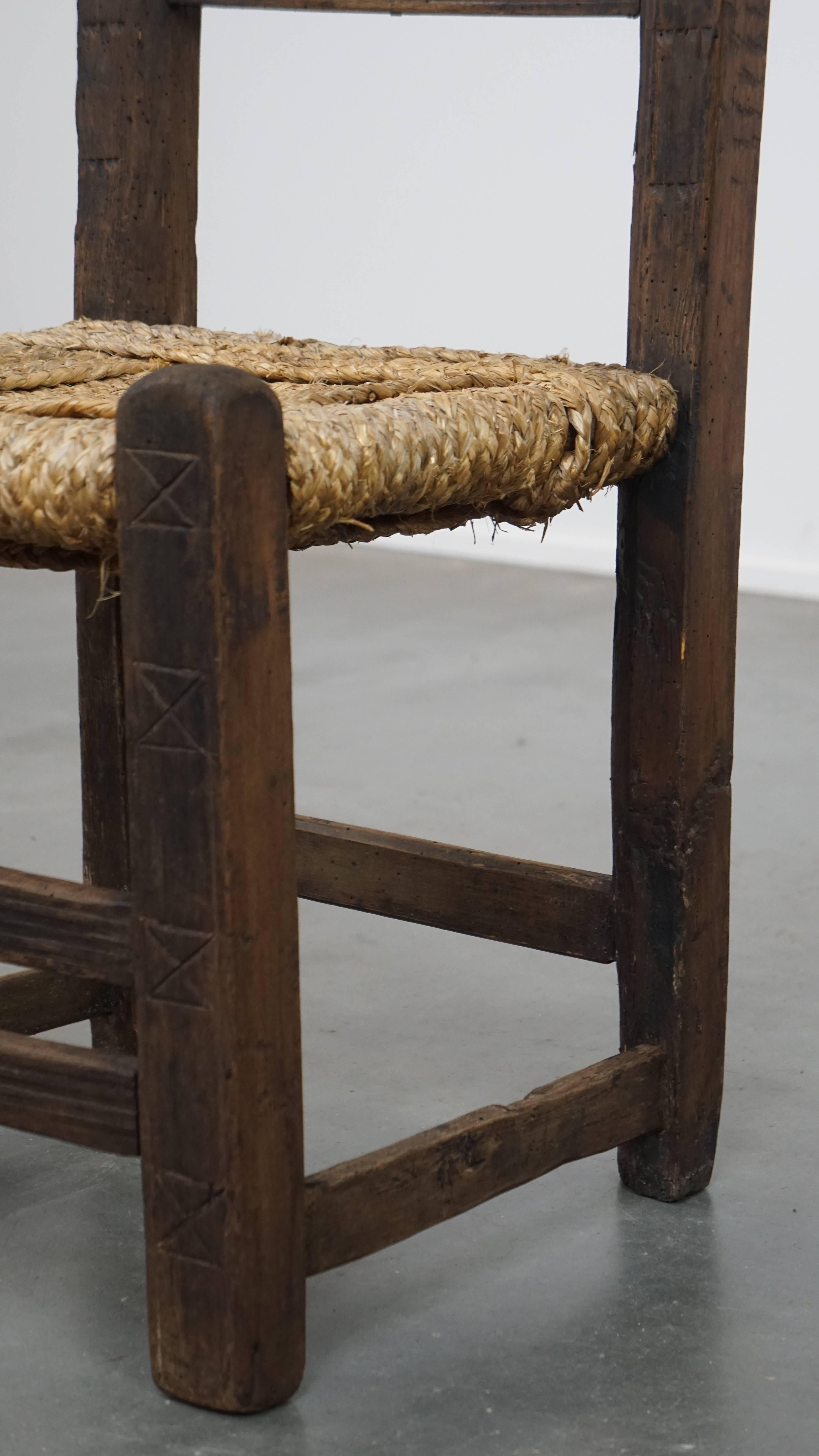 Elegance Ancienne Chaise de campagne avec assise en corde et Carved Decorative en vente 5