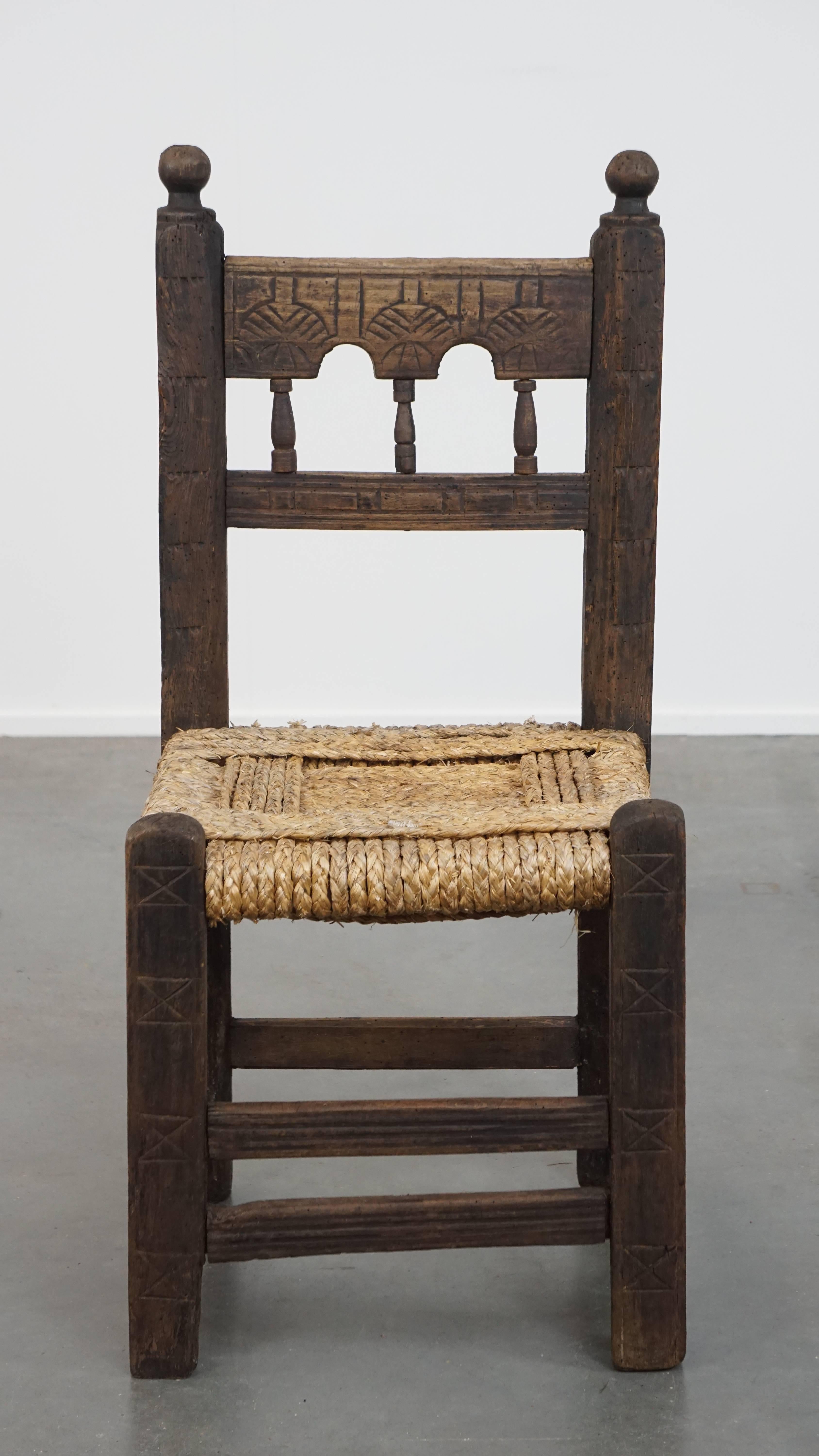 Nous vous proposons ici cette élégante chaise de campagne ancienne, dotée d'une assise en corde tressée et de magnifiques détails sculptés. 

Cette pièce charmante et gracieuse est avant tout décorative, bien qu'elle puisse également être utilisée