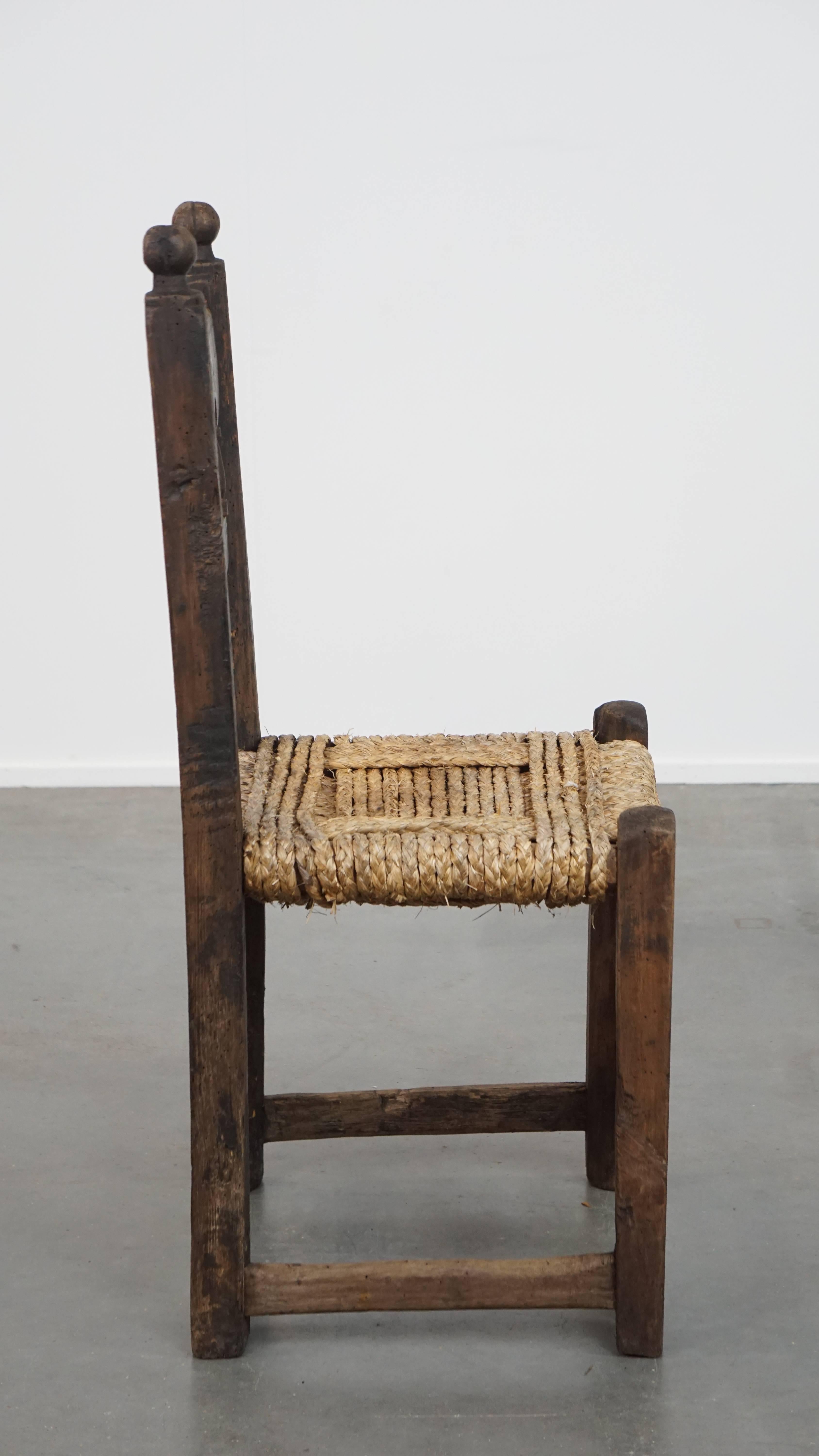 Country Elegance Ancienne Chaise de campagne avec assise en corde et Carved Decorative en vente