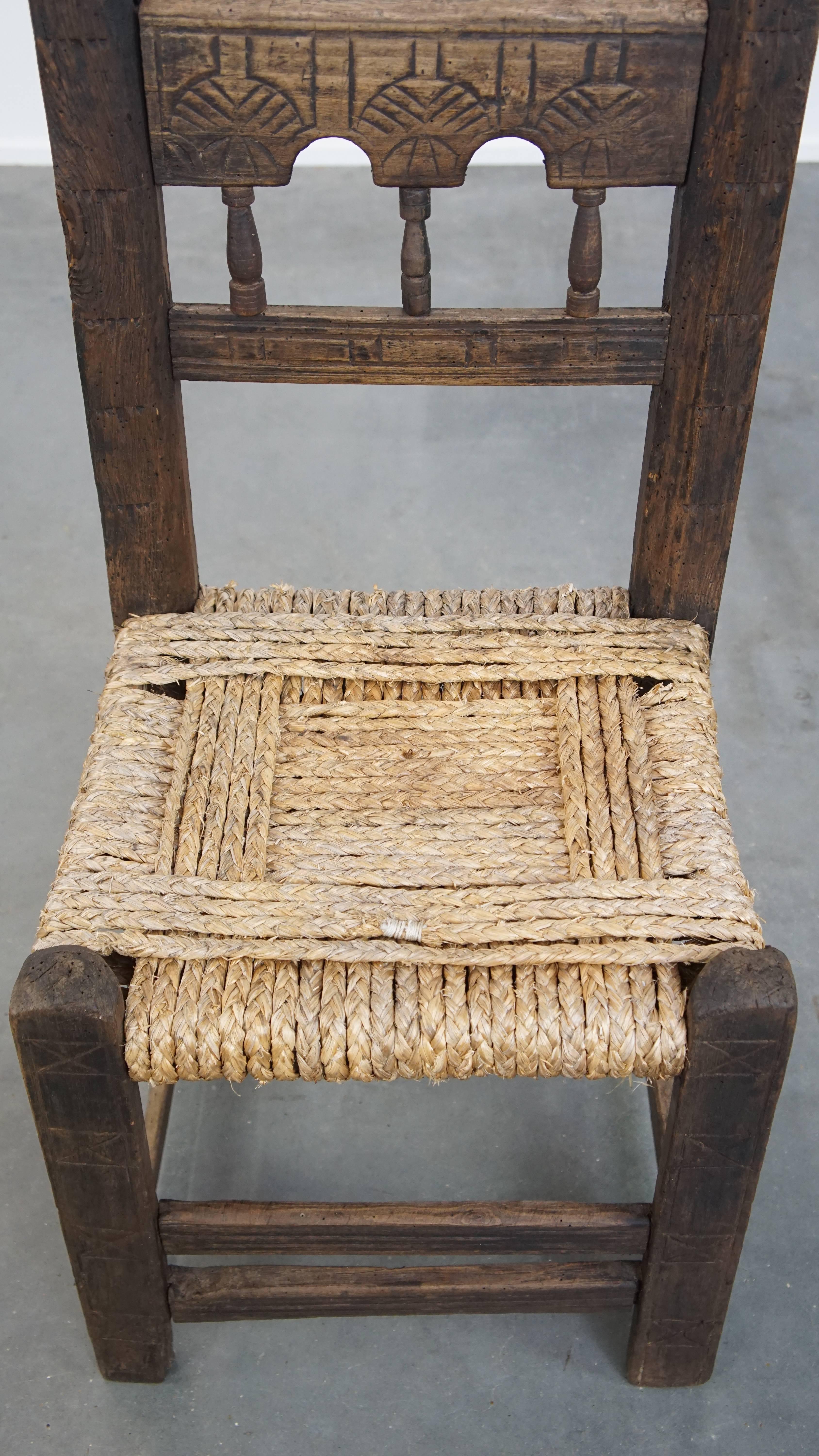 XIXe siècle Elegance Ancienne Chaise de campagne avec assise en corde et Carved Decorative en vente