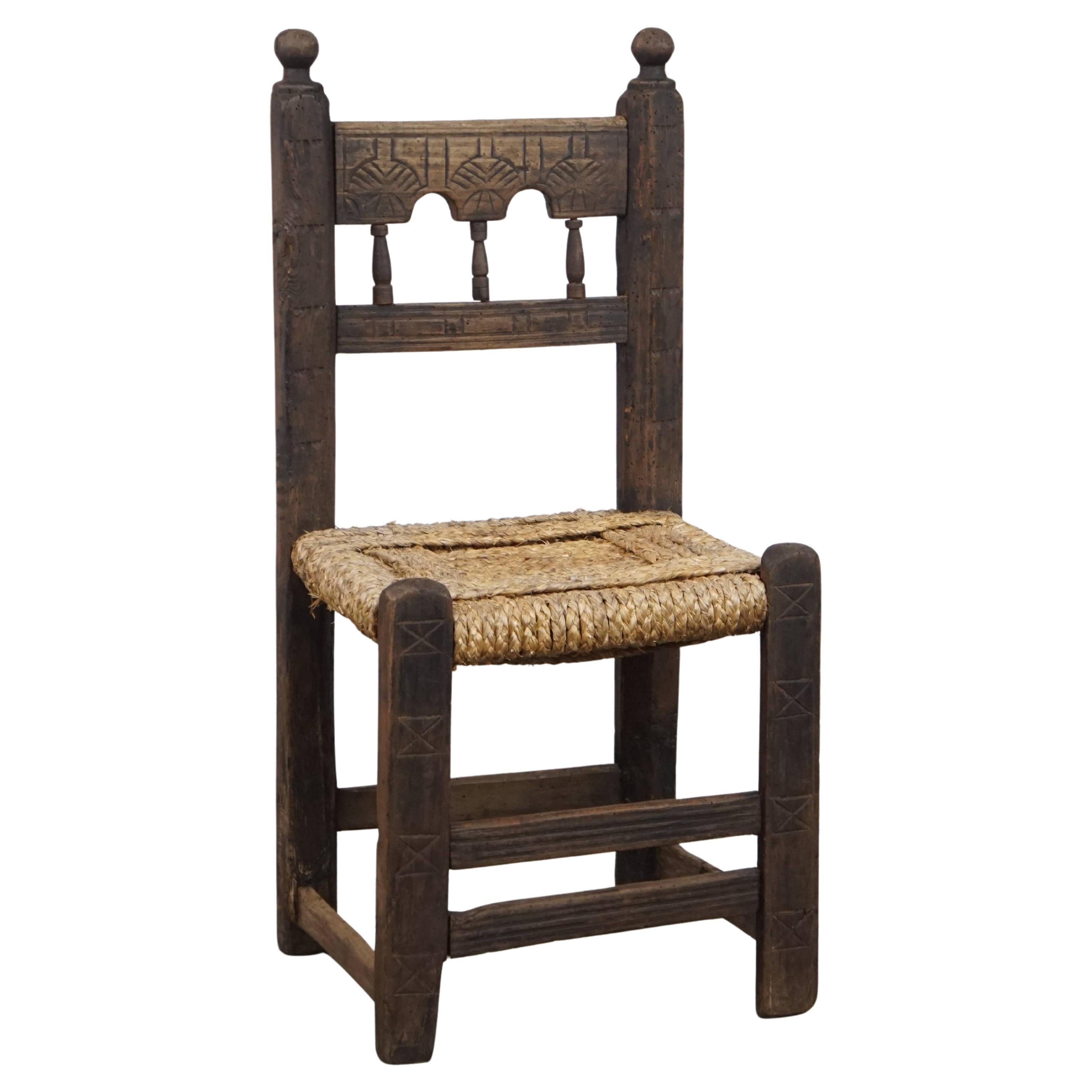 Elegante Silla de Campo Antigua con Asiento de Cuerda y Tallado Decorativo