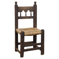 Elegante Silla de Campo Antigua con Asiento de Cuerda y Tallado Decorativo