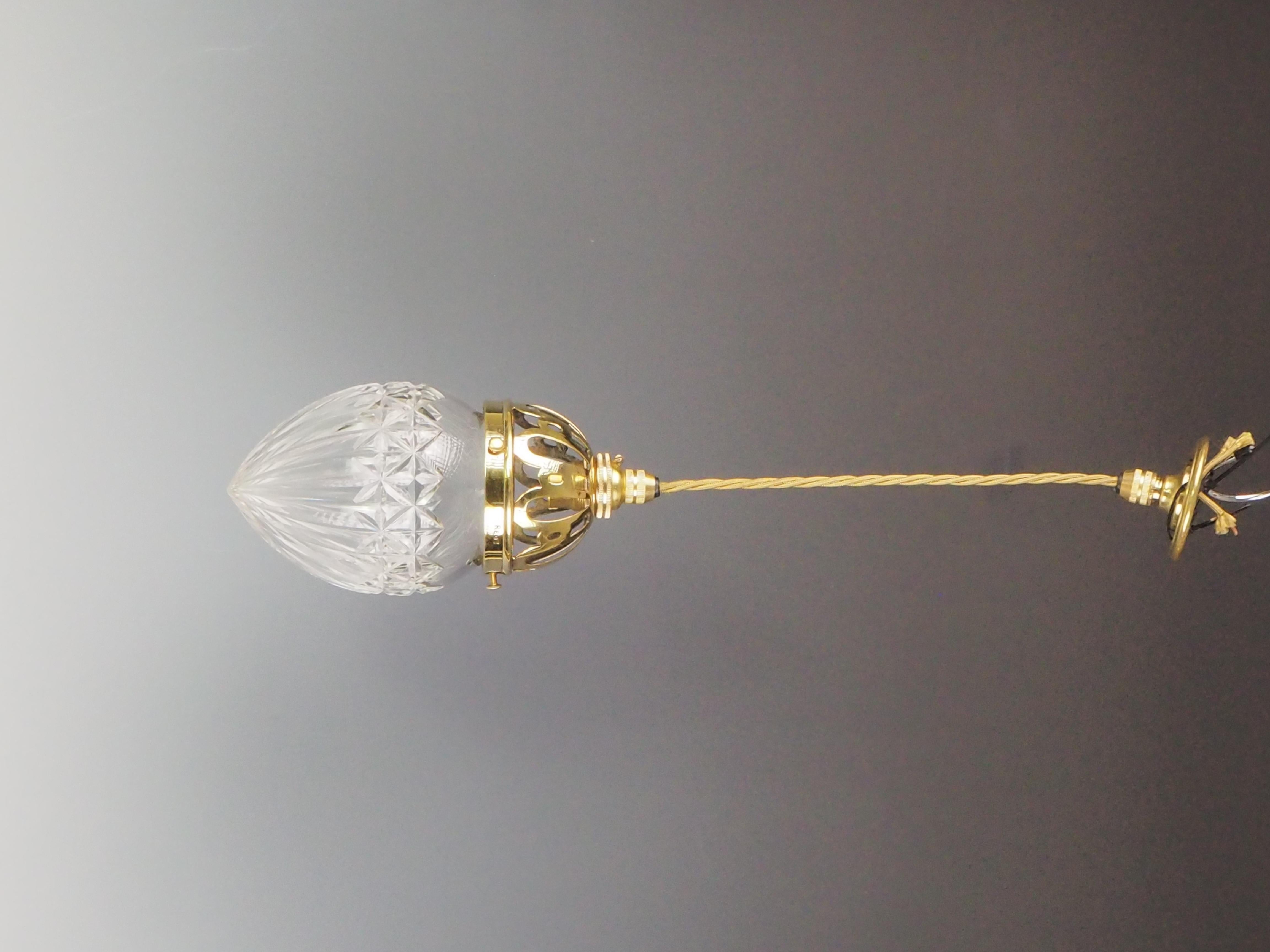 Eleganza della luce a sospensione in vetro tagliato antico con dettagli a galleria aperta

Questa splendida lampada a sospensione antica è caratterizzata da una galleria originale con delicati dettagli traforati, che offre un'illuminazione radiosa e