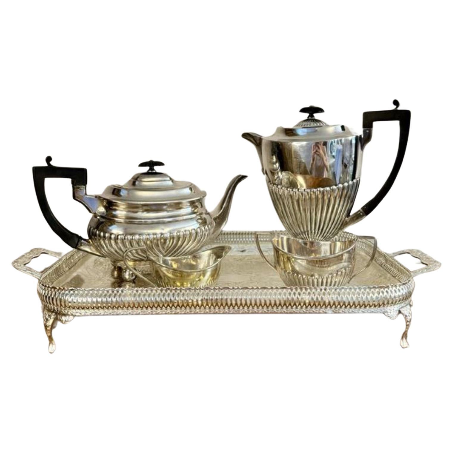 Elegante juego de té y bandeja antiguos de cuatro piezas bañados en plata de calidad eduardiana