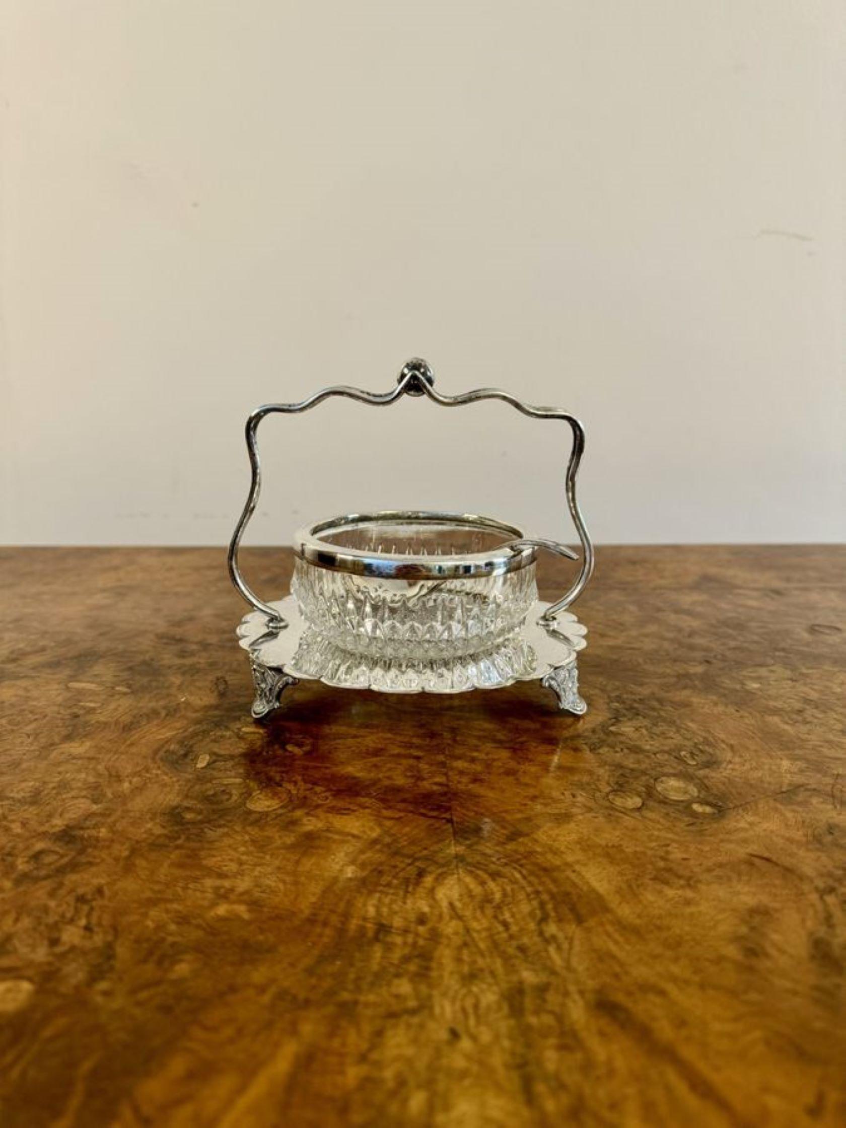 20ième siècle Elégant pot à confiture et cuillère en métal argenté de l'Antiquité Elegance  en vente