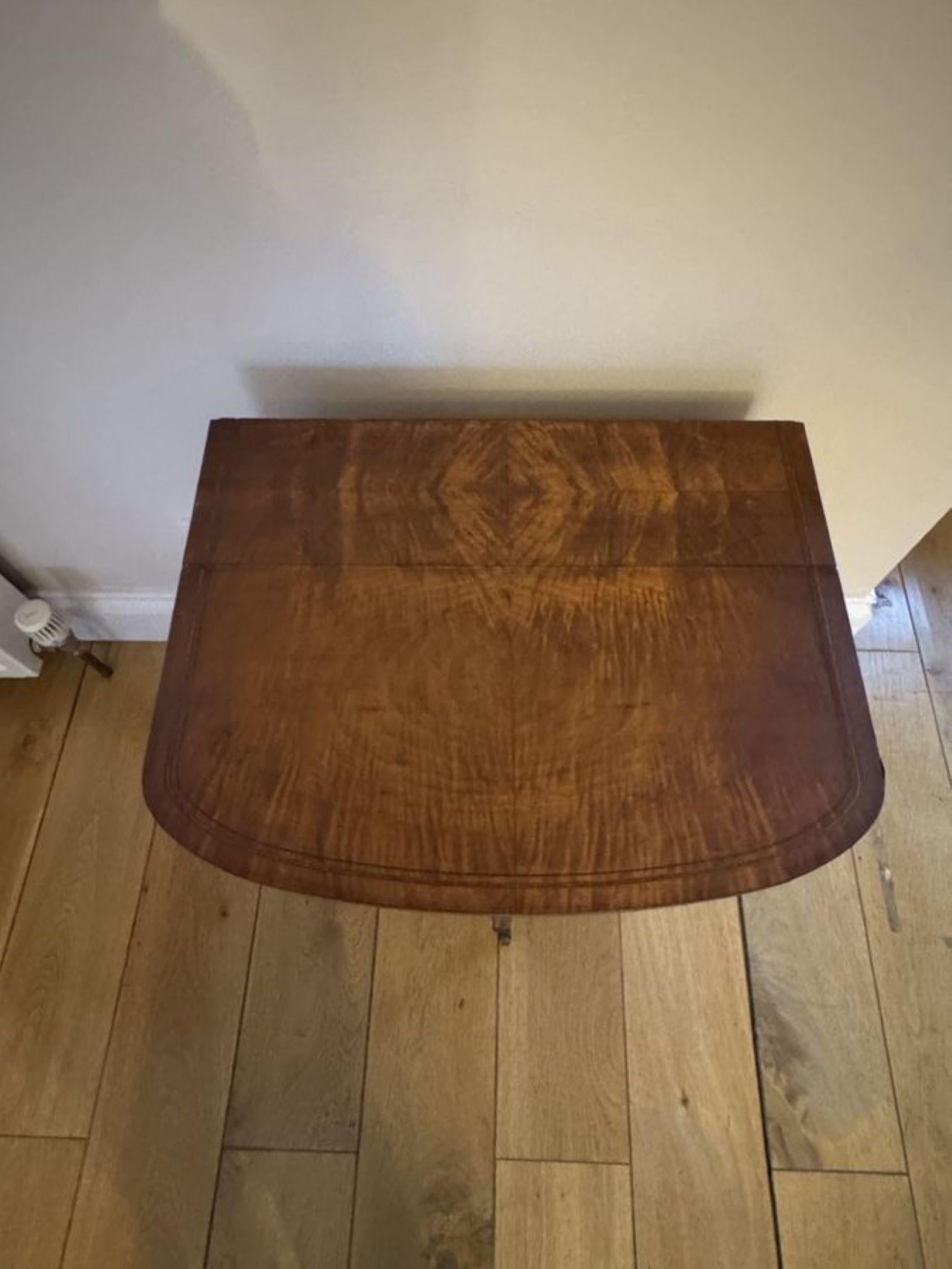 Elegant antique Edwardian satinwood Sutherland tea table by Maple & Co having a quality satinwood top with two drop leaves, swing out gate legs supported by quality shaped satinwood legs, with the original castors united by a satinwood