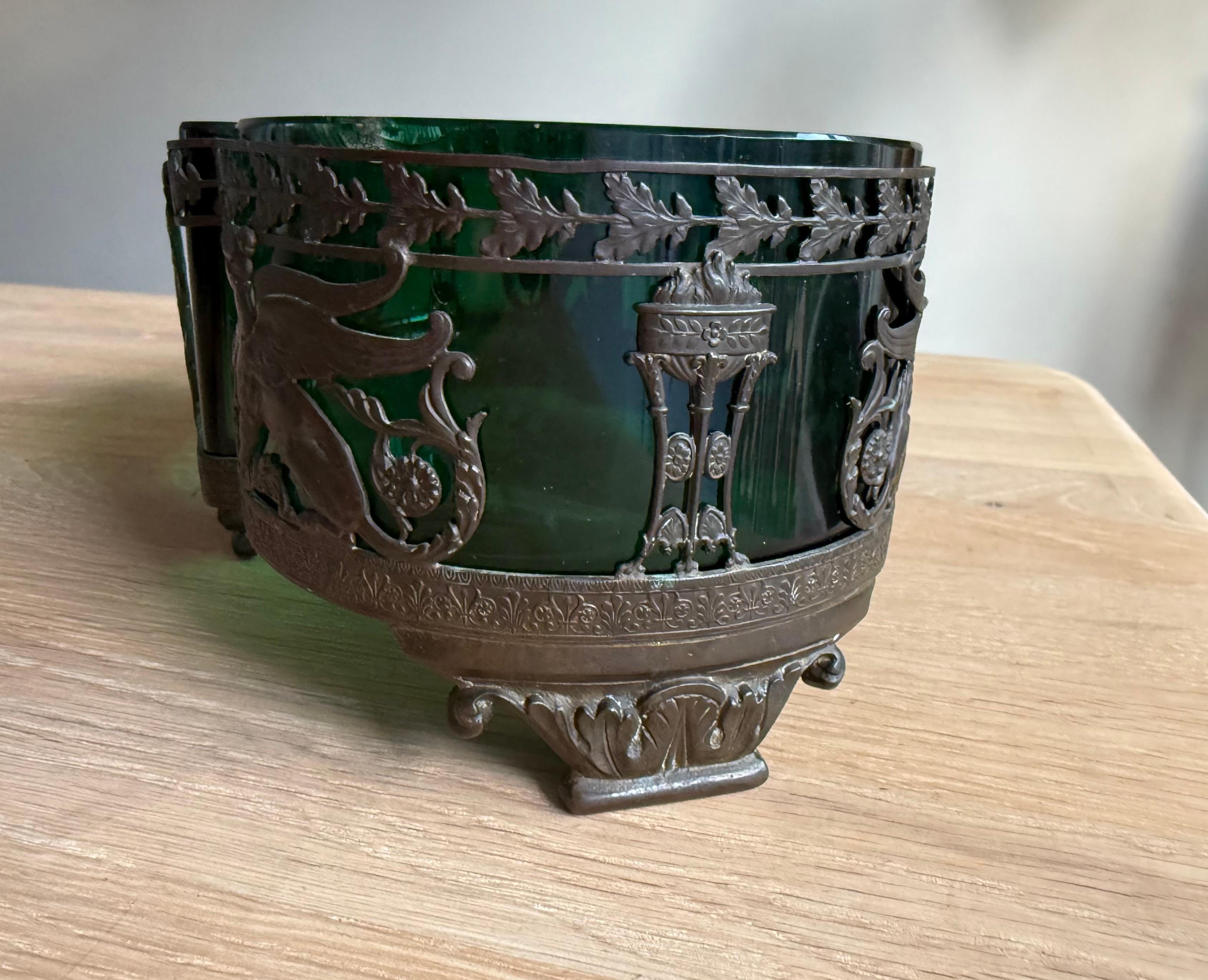 Elegante antike Jardinière im Empire-Stil mit originaler grüner Glasabdeckung im Angebot 2