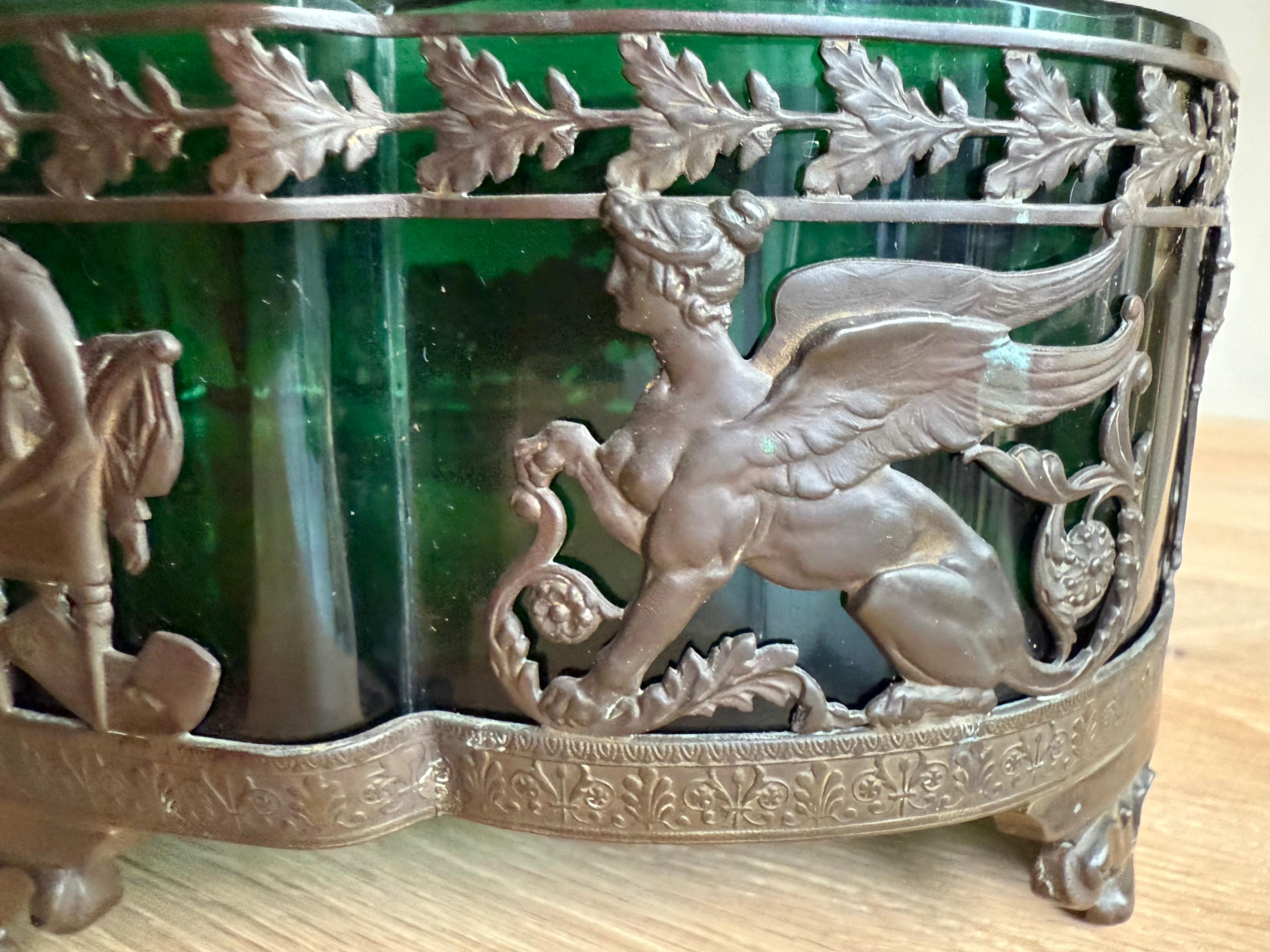 Elegante antike Jardinière im Empire-Stil mit originaler grüner Glasabdeckung im Angebot 6