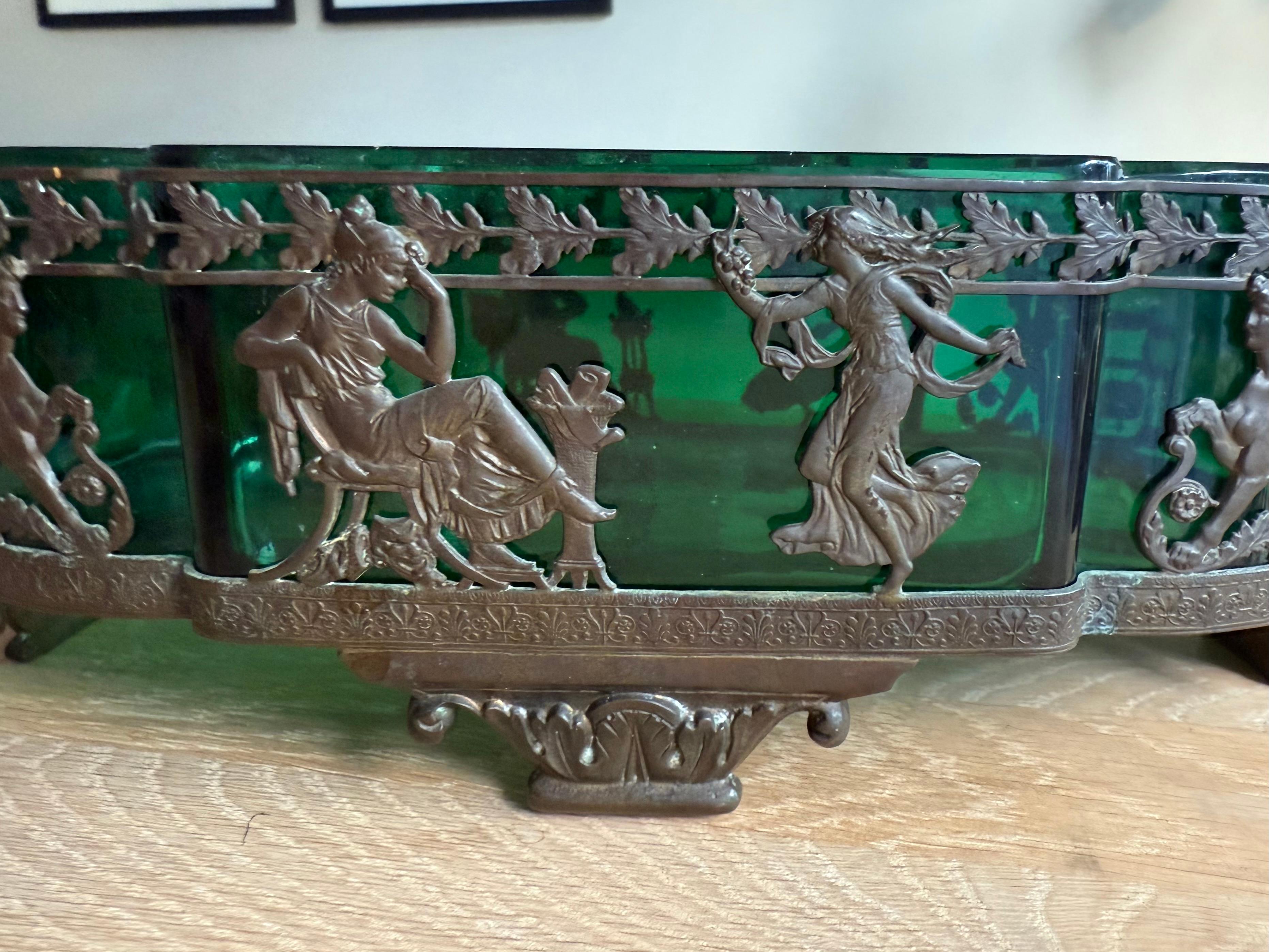 Elegante antike Jardinière im Empire-Stil mit originaler grüner Glasabdeckung (Handgefertigt) im Angebot