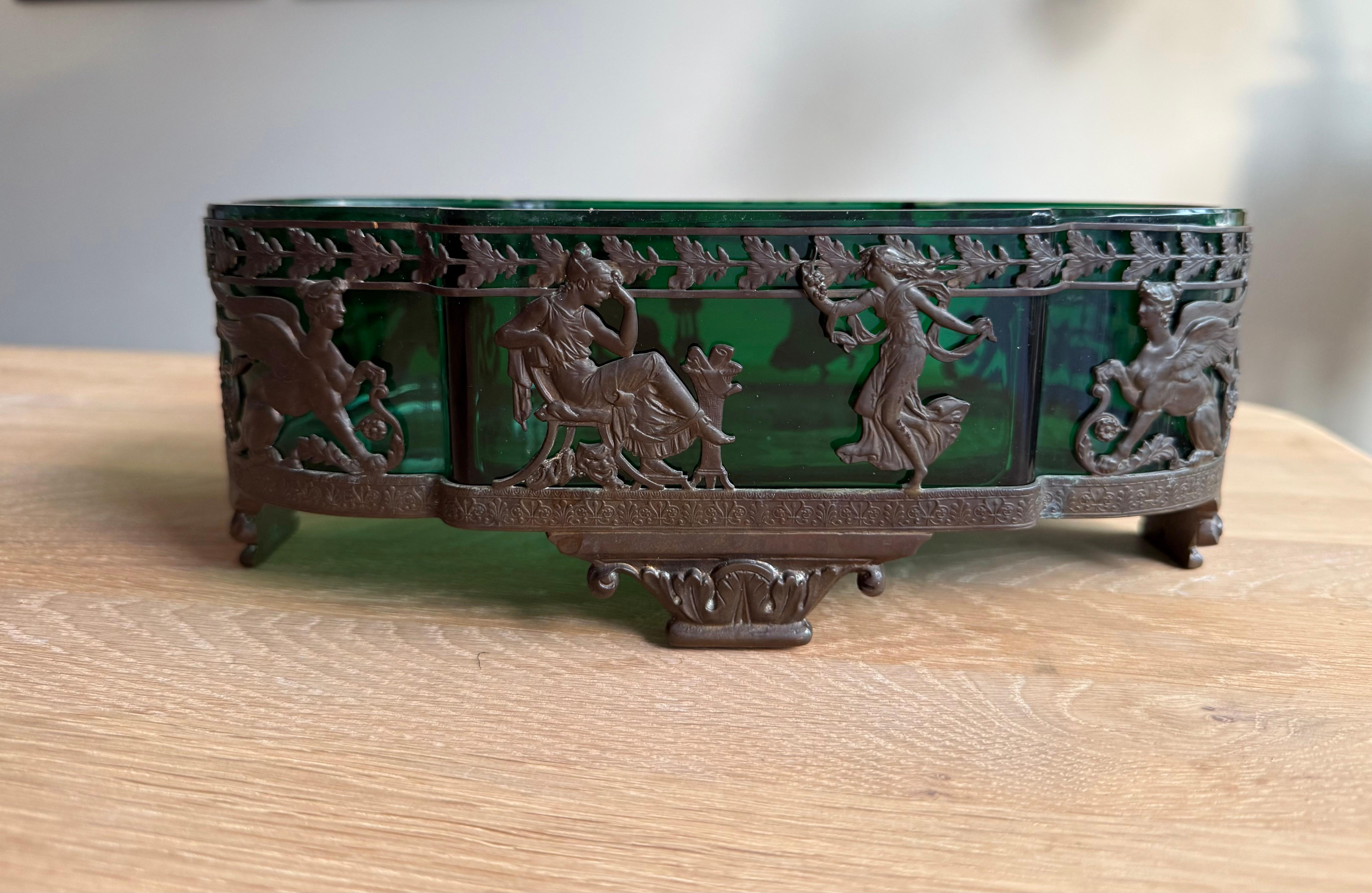 Elegante antike Jardinière im Empire-Stil mit originaler grüner Glasabdeckung (19. Jahrhundert) im Angebot