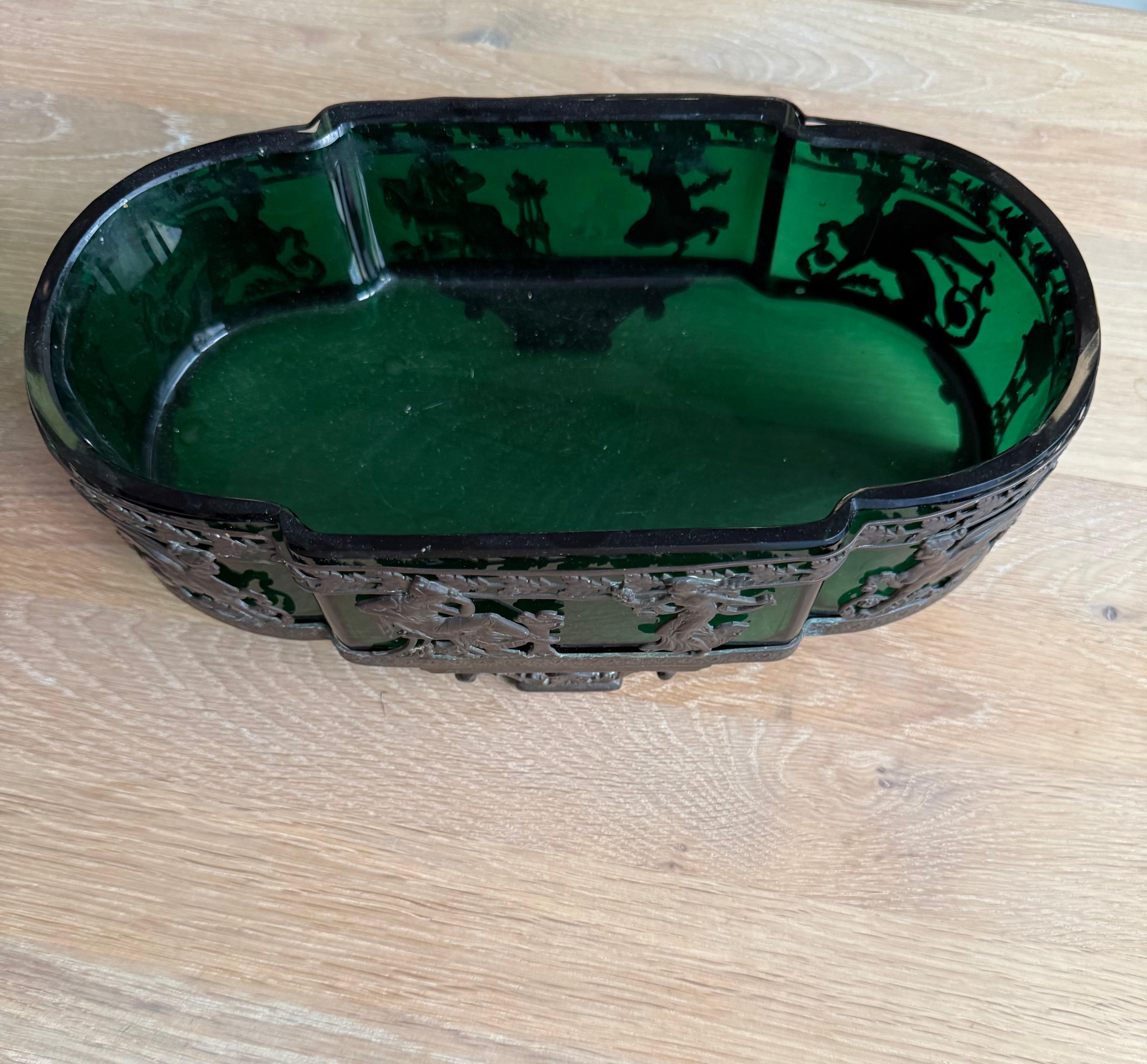 Elegante antike Jardinière im Empire-Stil mit originaler grüner Glasabdeckung (Messing) im Angebot