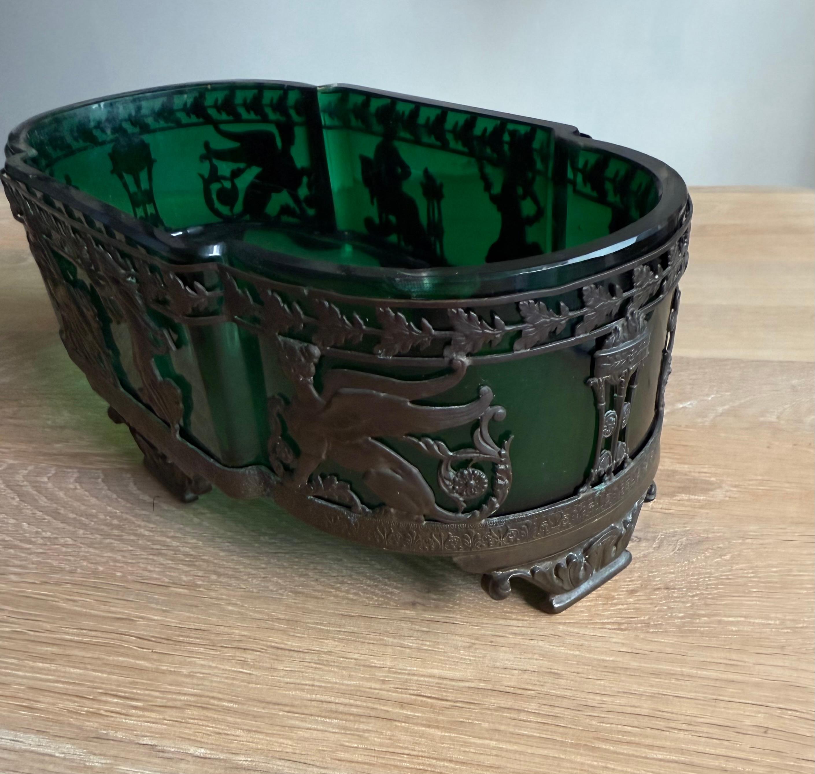 Elegante antike Jardinière im Empire-Stil mit originaler grüner Glasabdeckung im Angebot 1