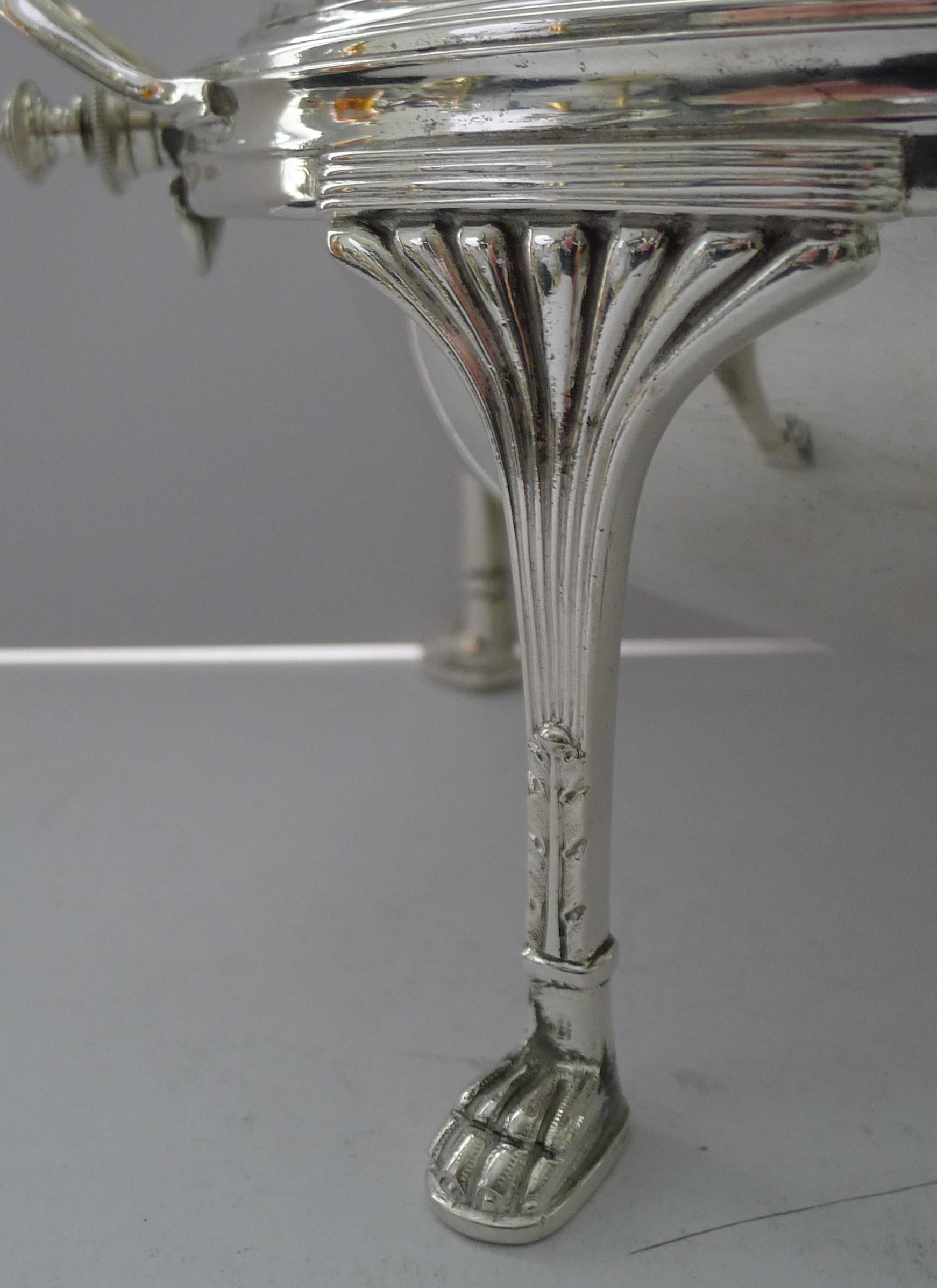 Britannico Eleganza dell'antico piatto da colazione girevole inglese placcato in argento di Mappin and Web in vendita