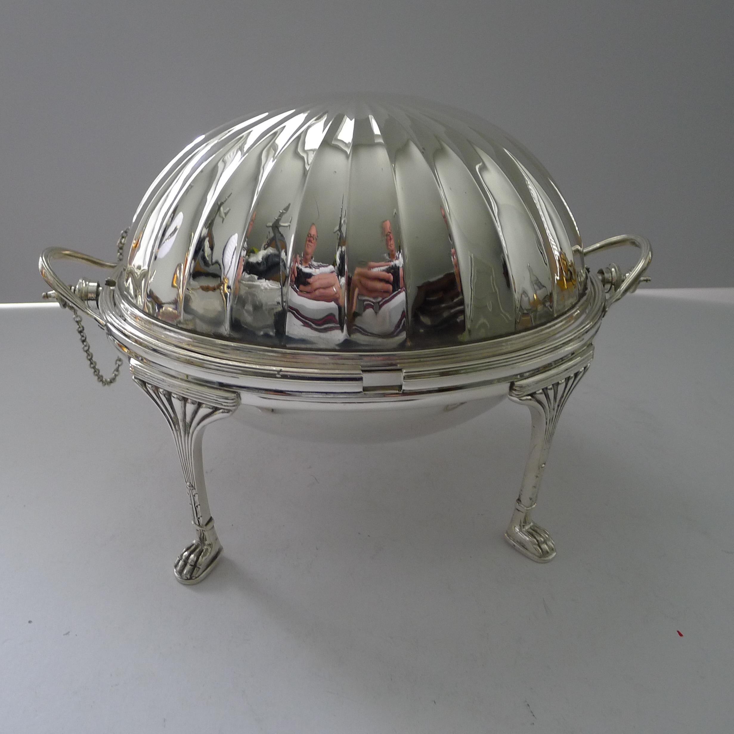 Placcato argento Eleganza dell'antico piatto da colazione girevole inglese placcato in argento di Mappin and Web in vendita
