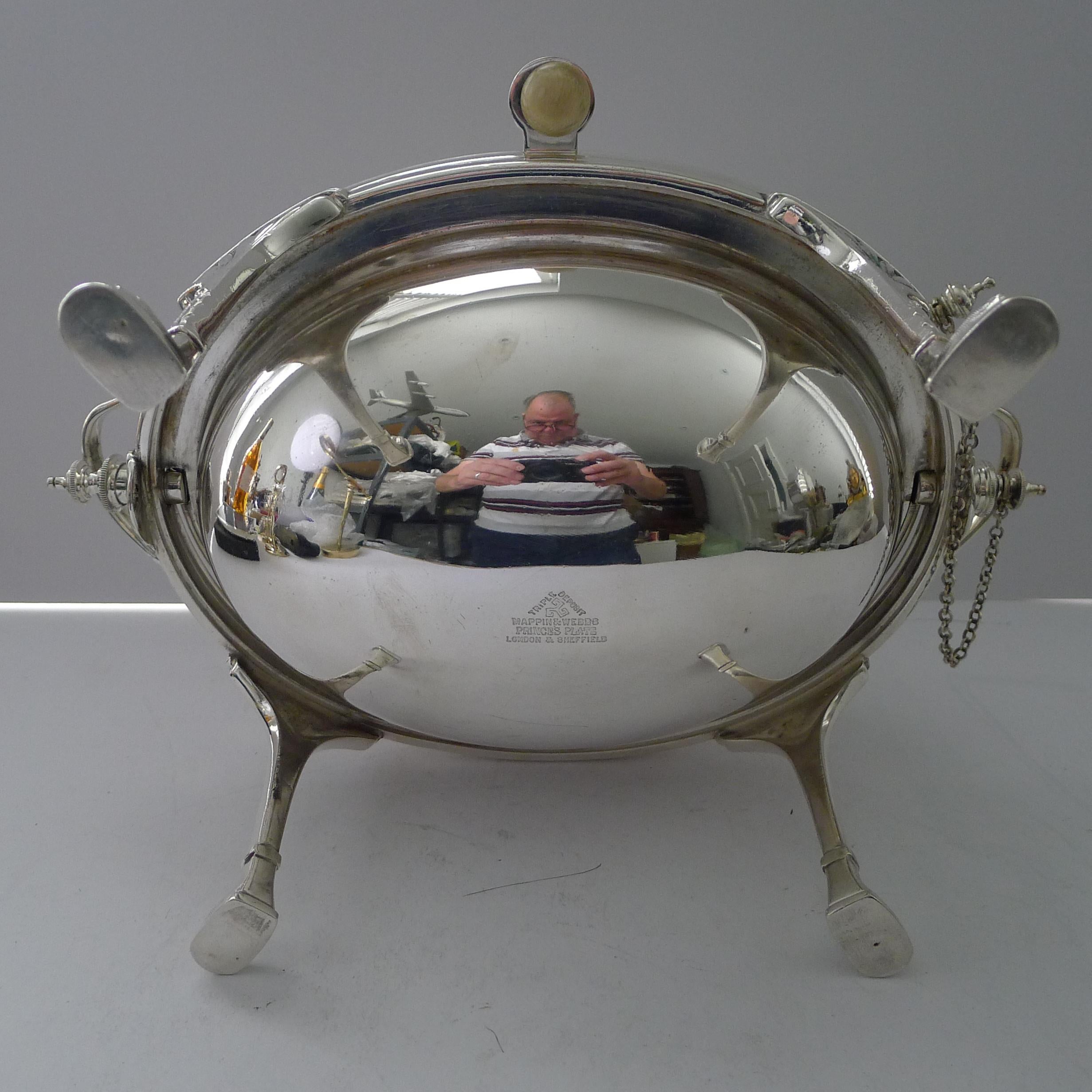 Eleganza dell'antico piatto da colazione girevole inglese placcato in argento di Mappin and Web in vendita 1